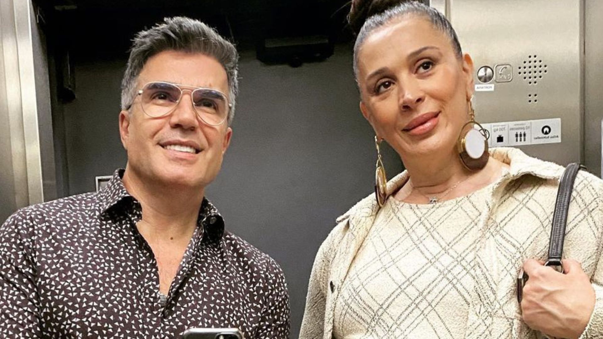 Claudia Raia exibe barrigão com umbigo apontando ao lado do marido: “Rolezinho”