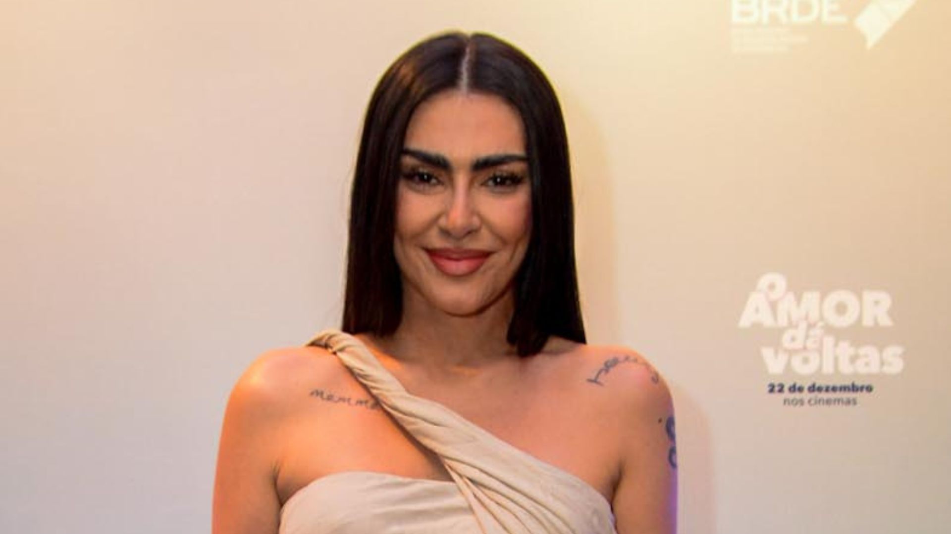 Deusa! Sem sutiã, Cleo escandaliza ao aparecer com vestido curtíssimo e ‘diferentão’