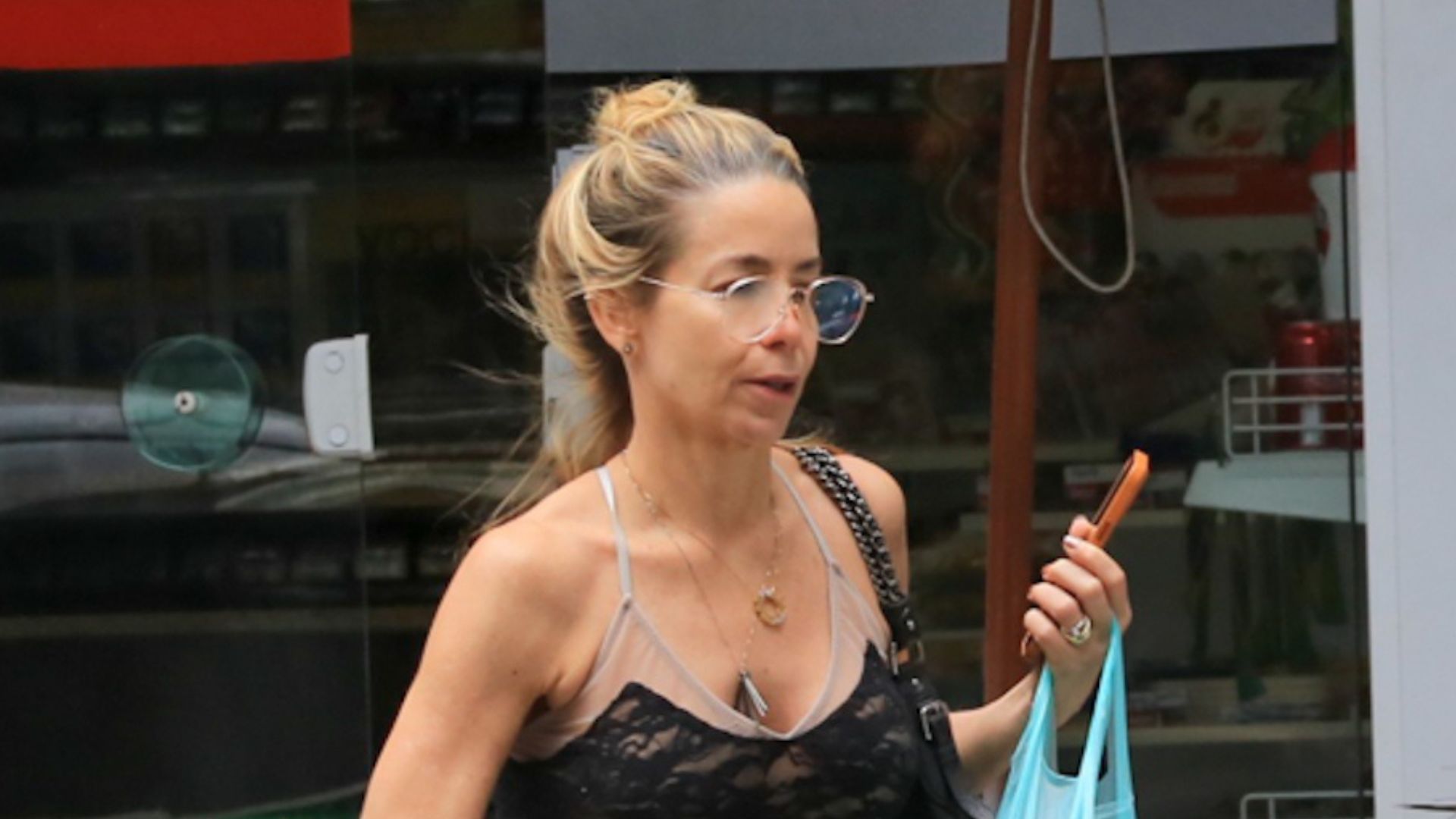 Sem maquiagem e com look largadão, Dani Winits é flagrada fazendo compras no Rio