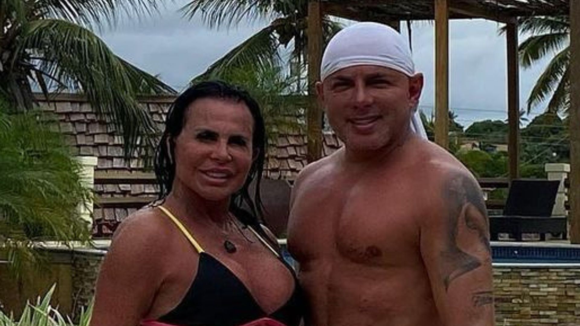 Gretchen posa de biquíni ao lado do marido e dispara contra críticos: “Inveja”