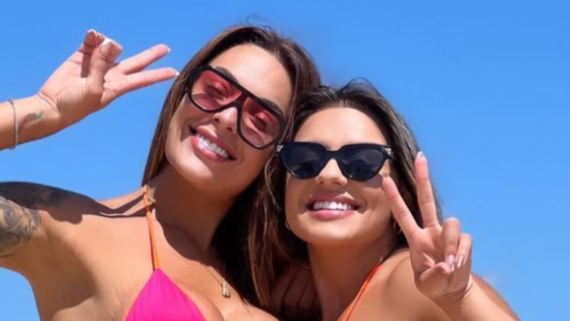 De fio-dental, Ex-BBB Monique Amin e Jenifer Muniz ostentam curvas sensacionais: “Gatas”