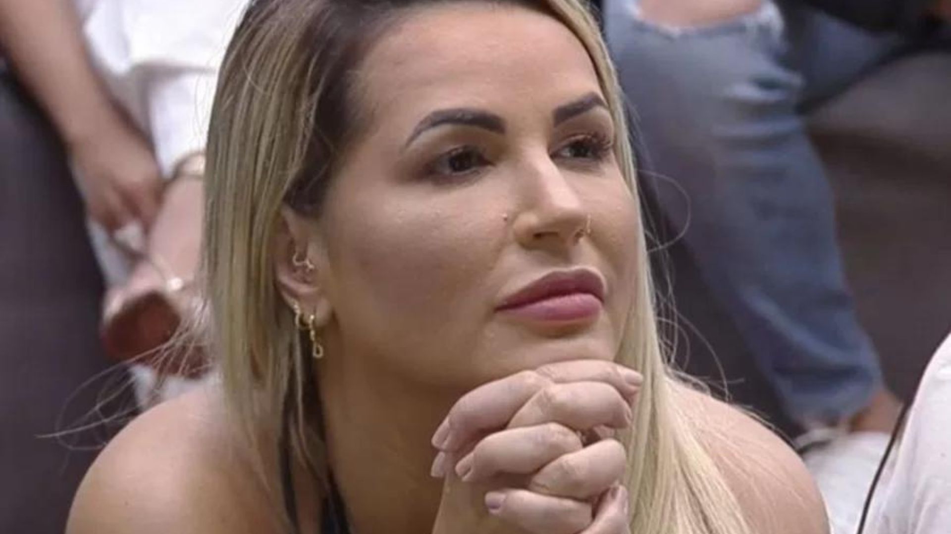 Em segredo, Deolane Bezerra enfrenta algoz e presta queixa em delegacia após ameaças
