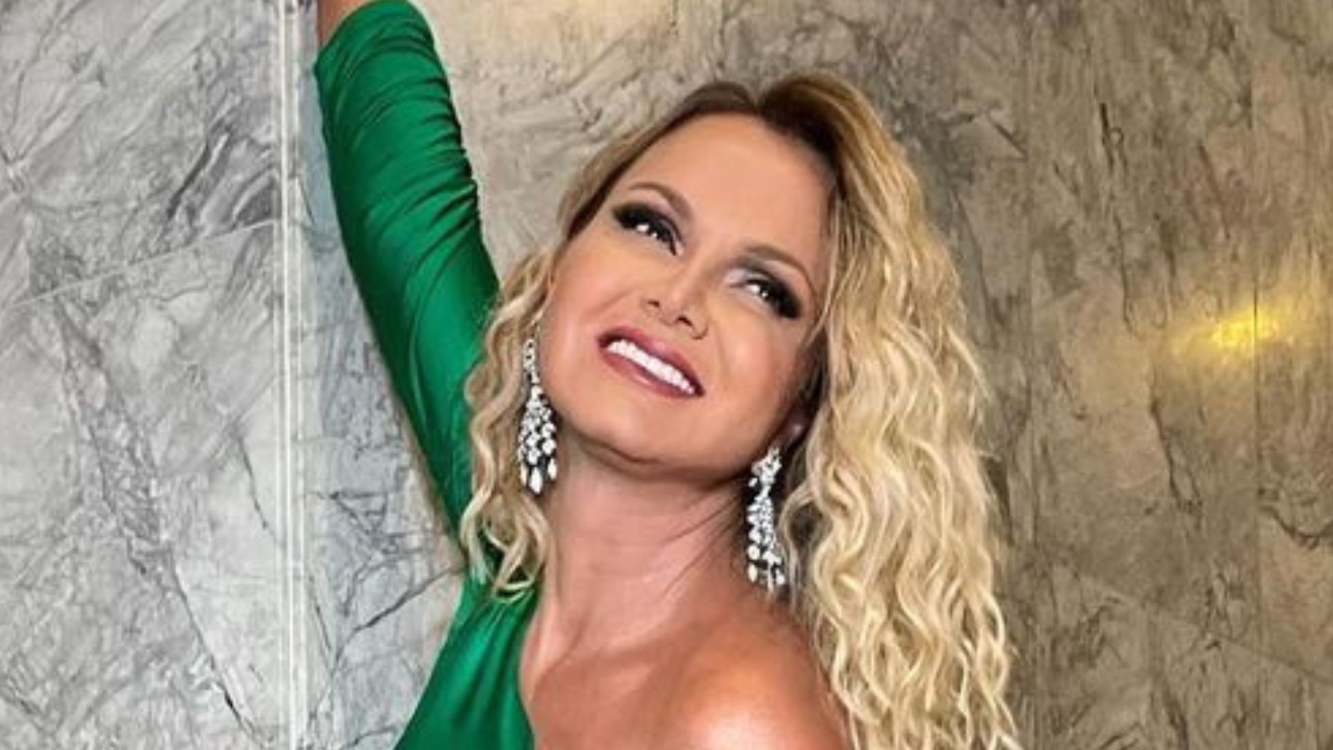 Eliana esbanja elegância com vestido de festa luxuoso aos 50 anos: “Especial”