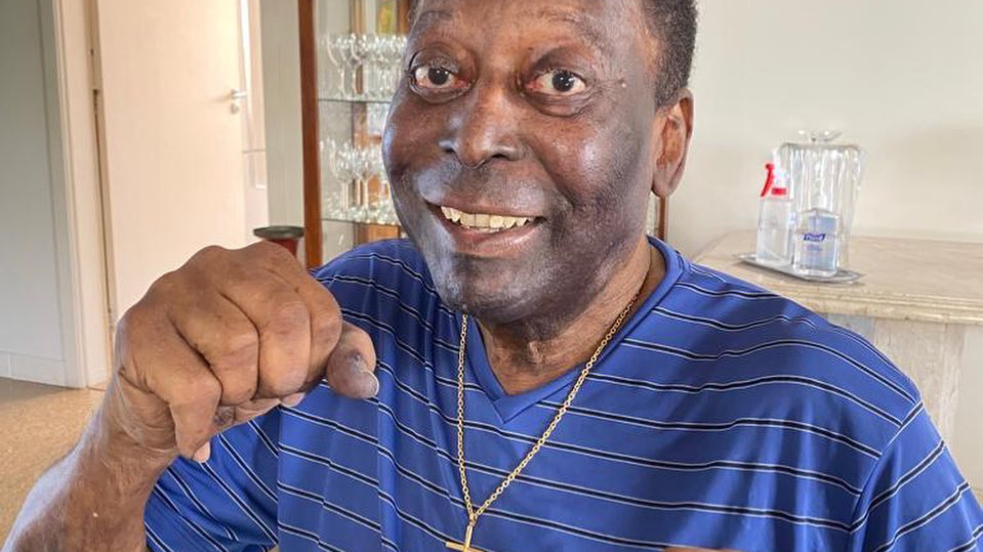 Em meio a piora de Pelé, estrutura é montada em Vila Belmiro e fãs se preocupam