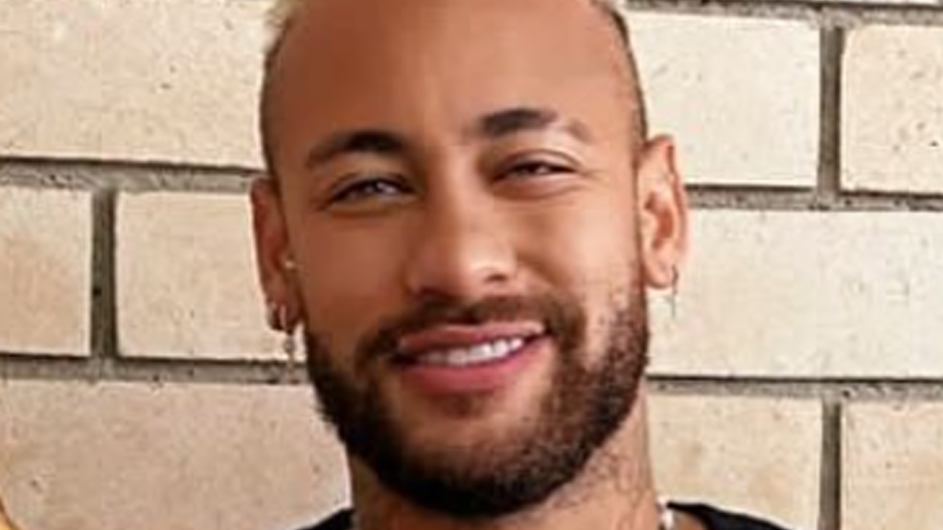 Ficante de Neymar Jr. desembarca em Paris para curtir Réveillon do craque