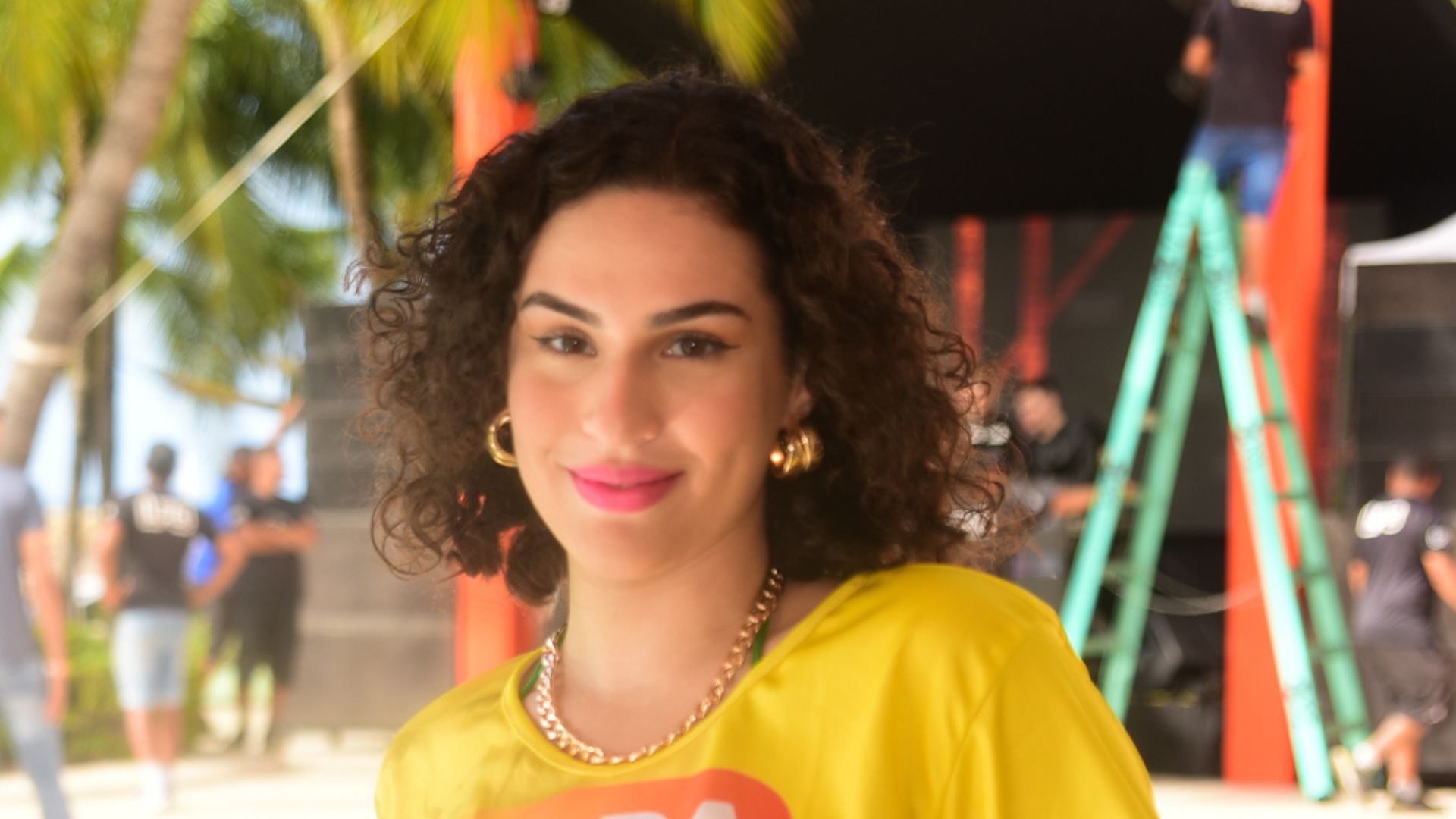 Que mulherão! Na Farofa da Gkay, filha de Renato Aragão posa de shortinho jeans e top
