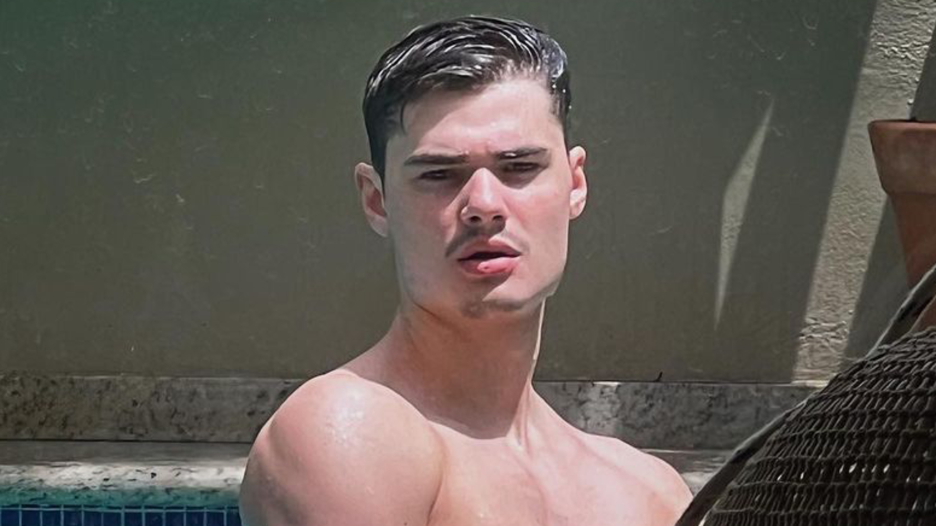 Filho de Fábio Assunção exibe corpo musculoso durante banho de piscina: “Gato”
