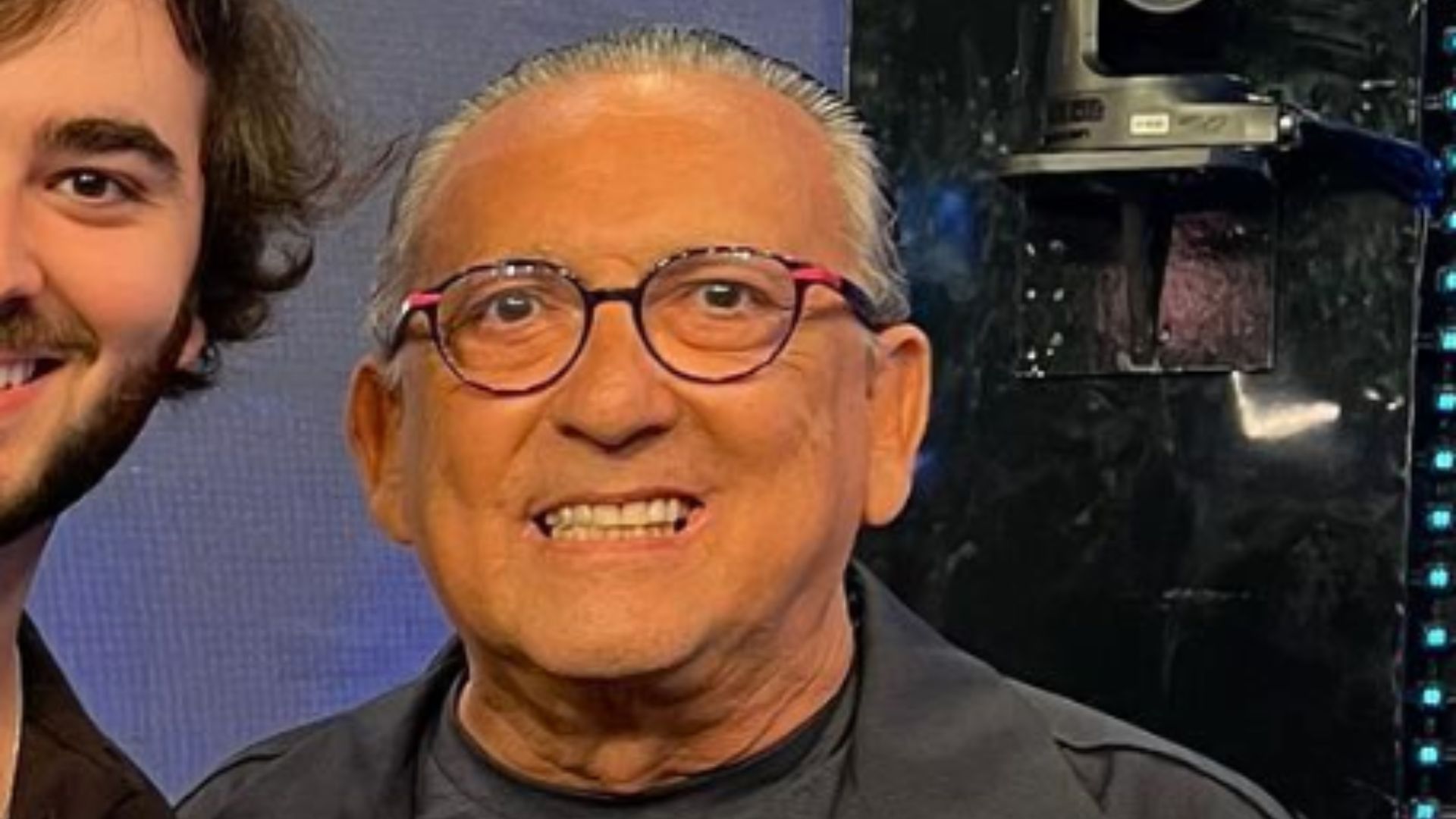 Filho de Galvão Bueno faz raríssima aparição em homenagem ao narrador: “Você é meu herói”