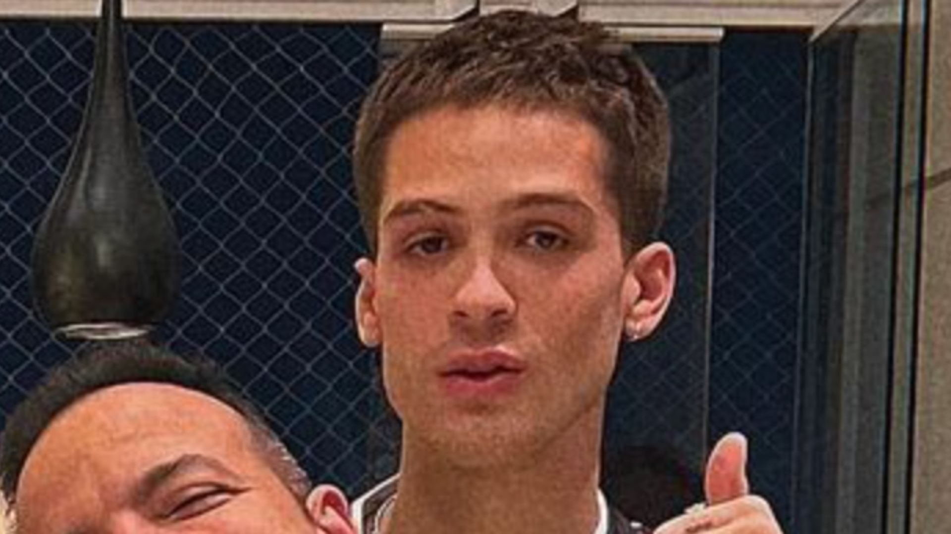 Filho de Leonardo posa agarrado ao padrasto e manda indireta: “Tudo que eu queria pro Natal”