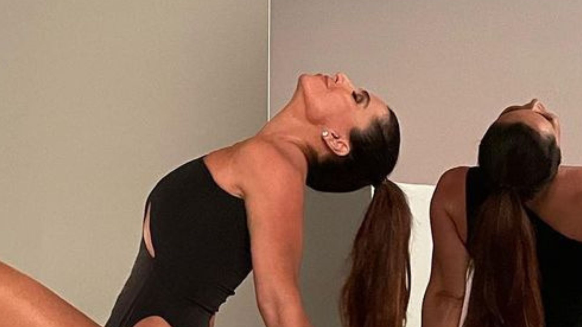 Giovanna Antonelli aposta em body cavadíssimo e faz pose ousada: “Que mulherão”