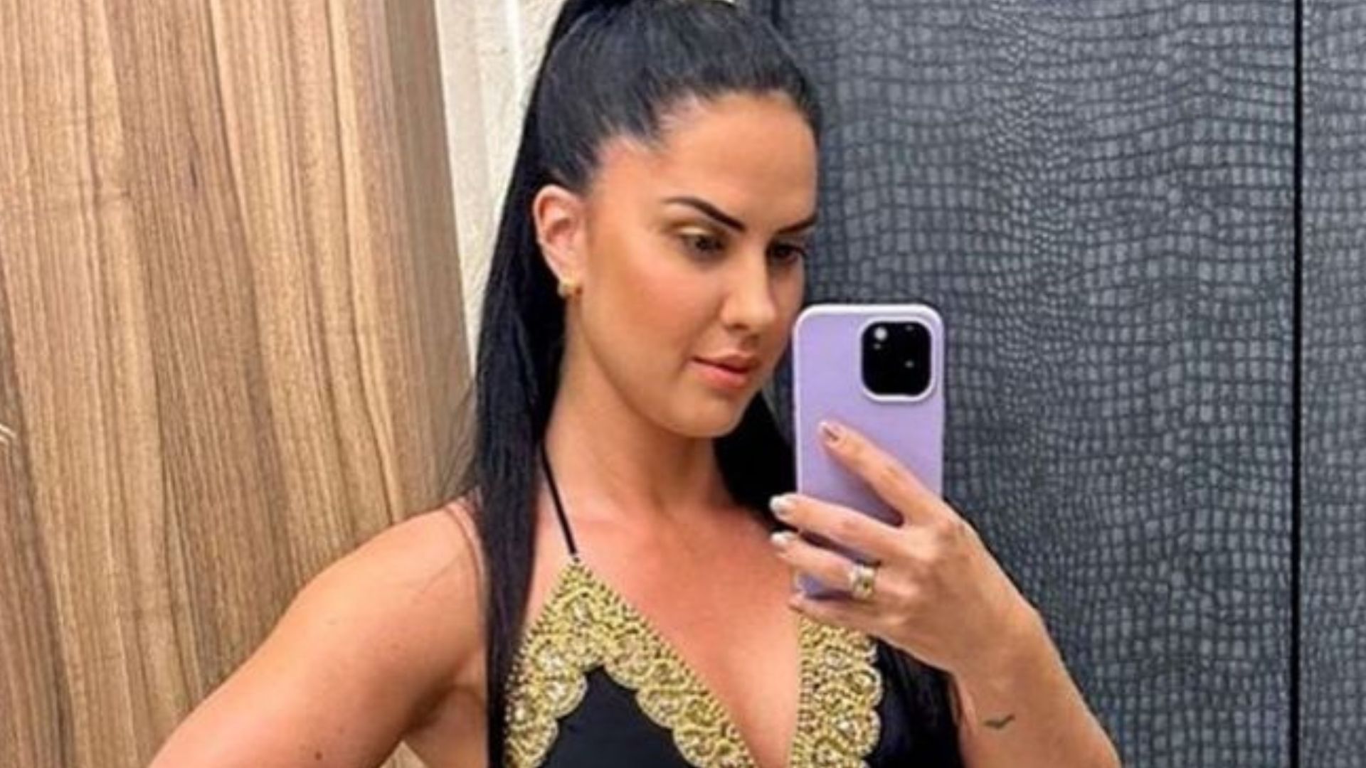 Graciele Lacerda trava a web com vestido decotado até a barriga: “Mulher elegante”