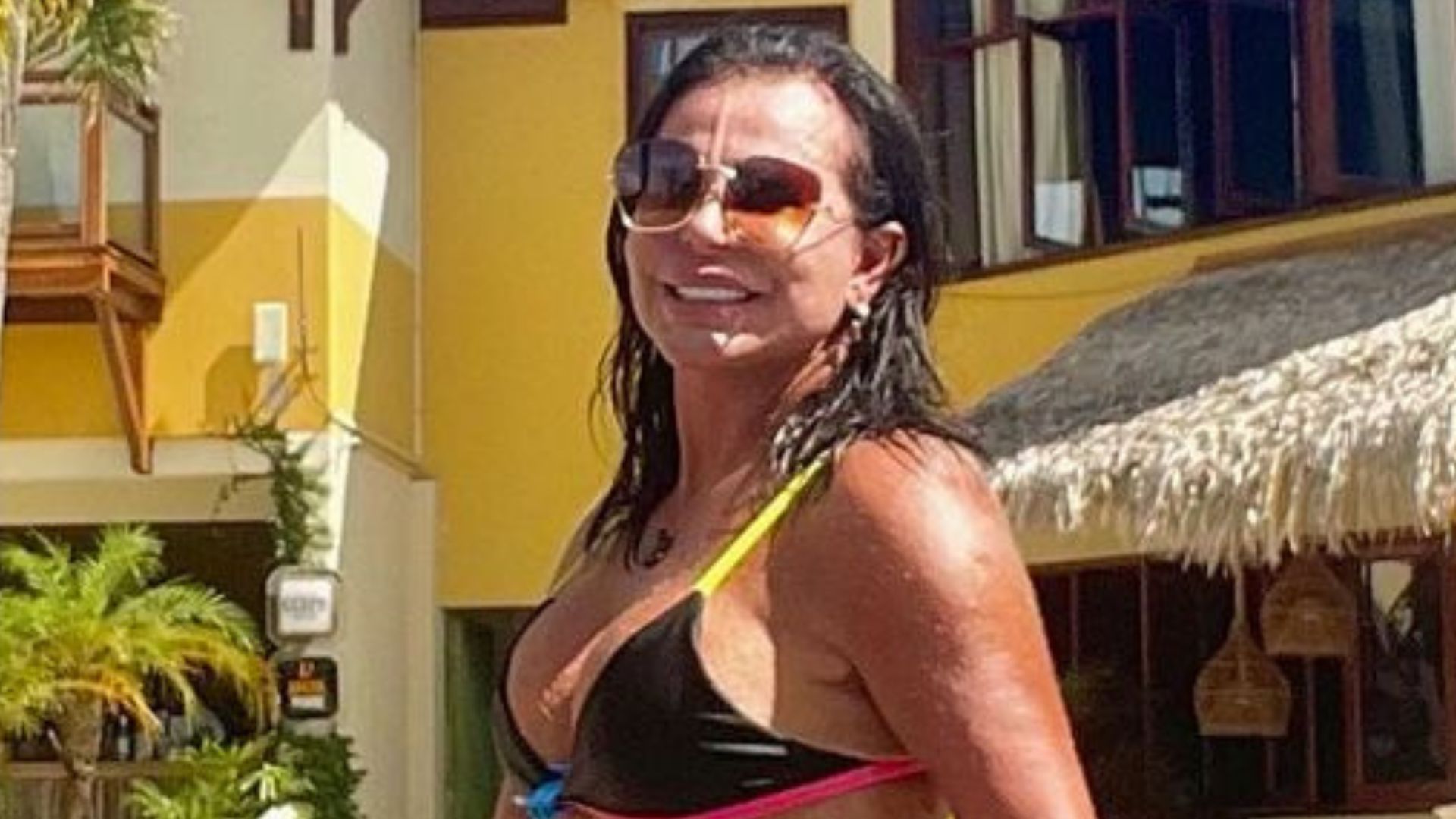 Que genética! c de biquíni com filha gata de 19 anos e arrasa: “Lindas”