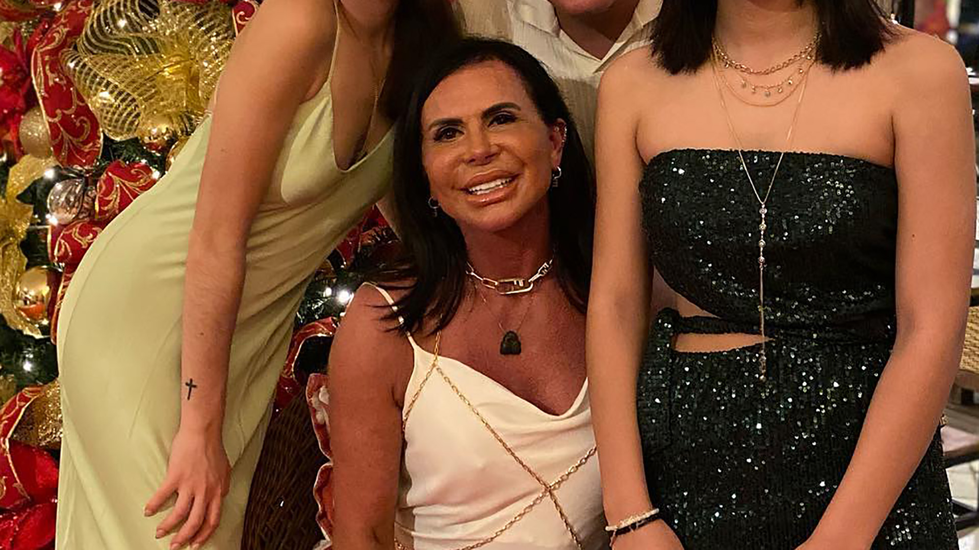 Em clique raríssimo, Gretchen reúne filhas mais novas em noite de Natal: “Gatas”