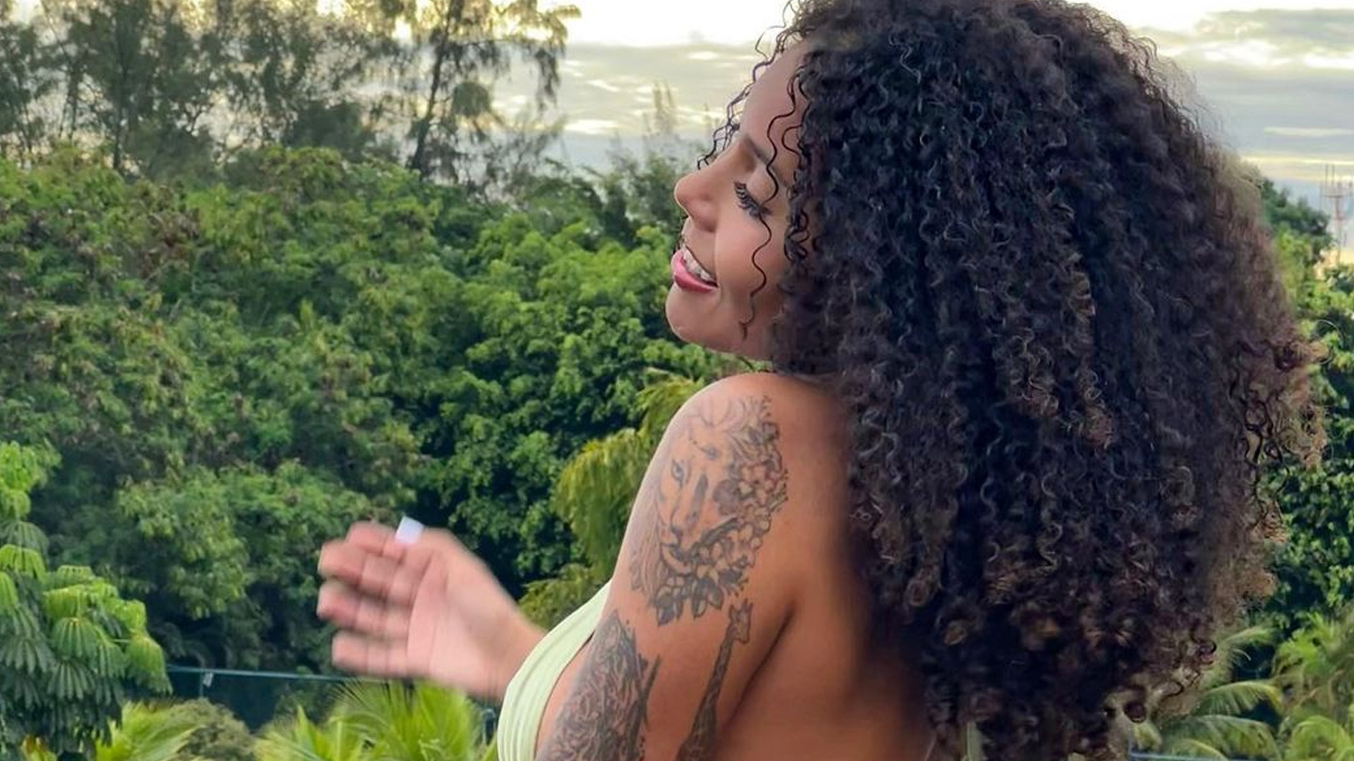 Irmã gata de Gracyanne Barbosa empina bumbum e marca cinturinha PP: “Absurda”
