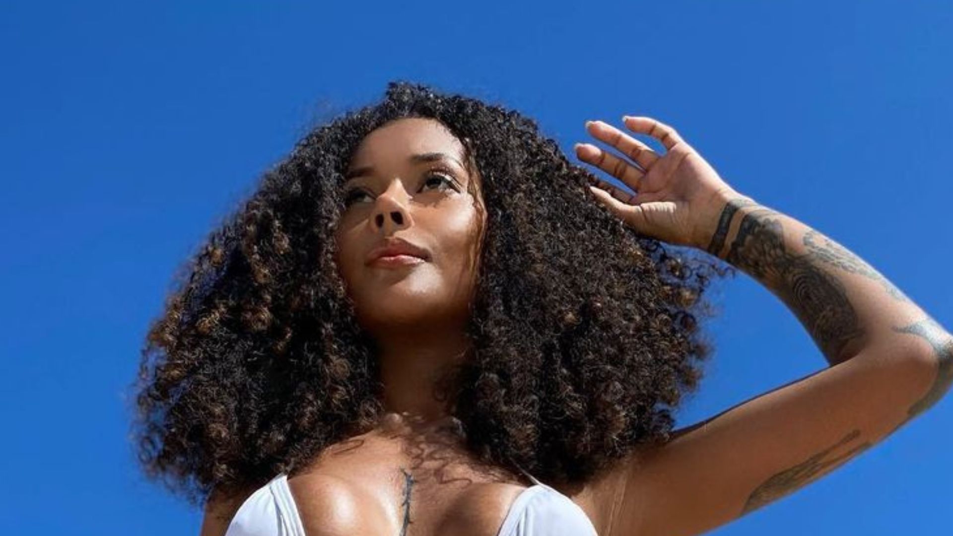 Irmã de Gracyanne Barbosa exibe corpão em biquíni e sobe a temperatura: “Maravilhosa”