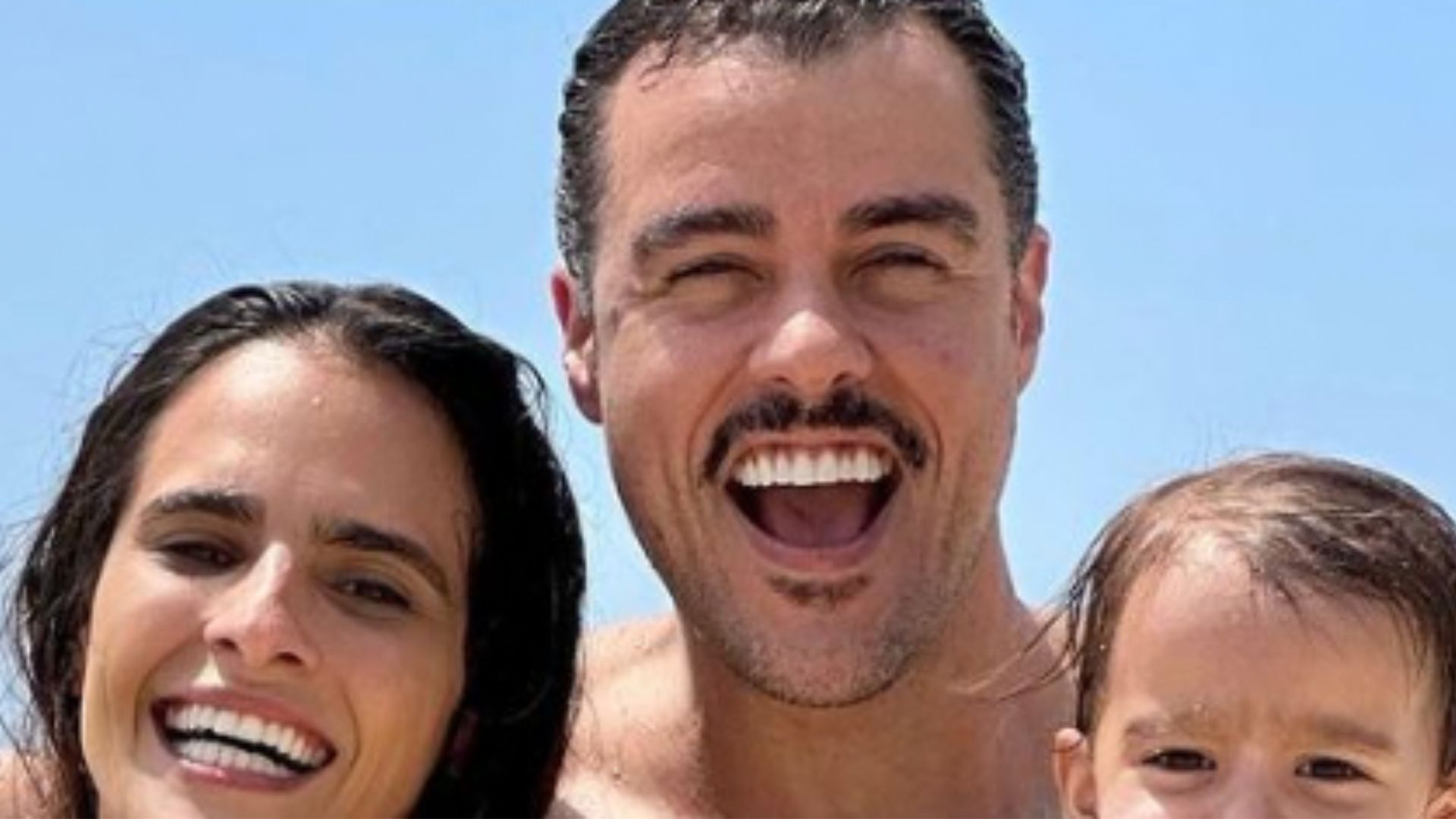 Joaquim Lopes vai à praia e publica foto rara com a esposa e as gêmeas: “Princesas”