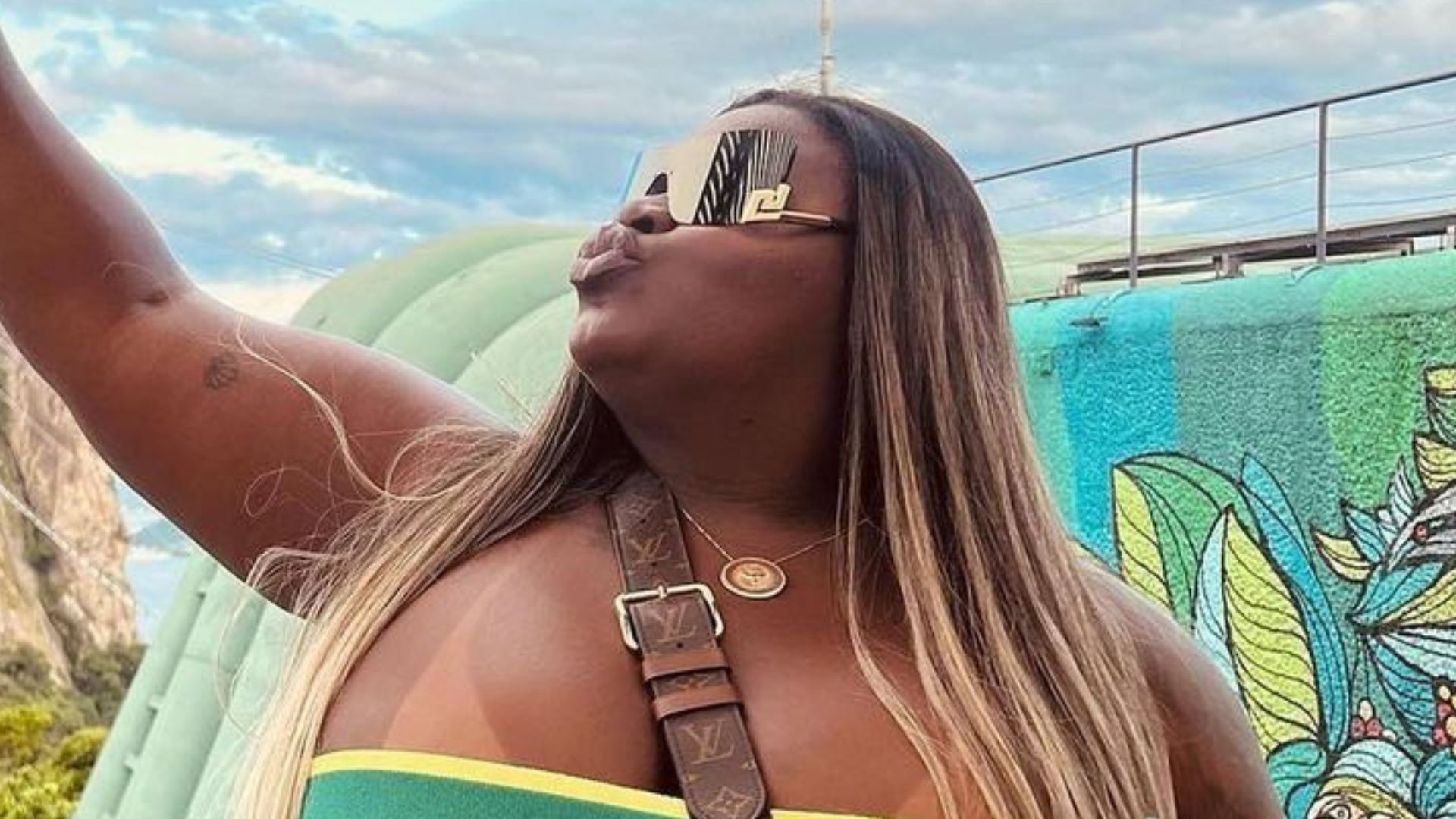 Jojo Todynho ousa no look para a Copa com top mínimo e barriga de fora: “O hexa vem”