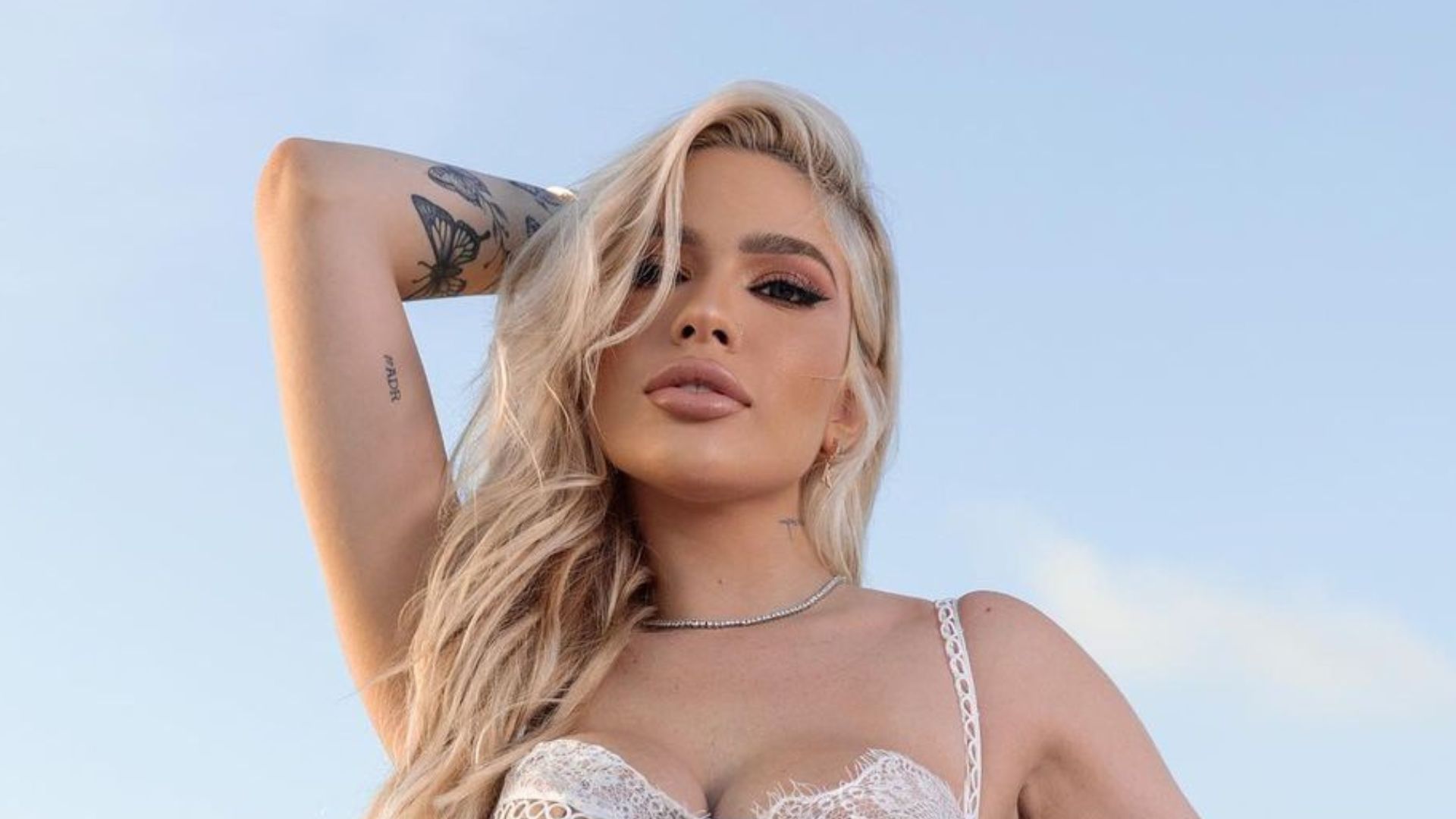 De lingerie cavadíssima, Karoline Lima deixa cantinho da virilha escapar e fãs babam: “Gostosa”