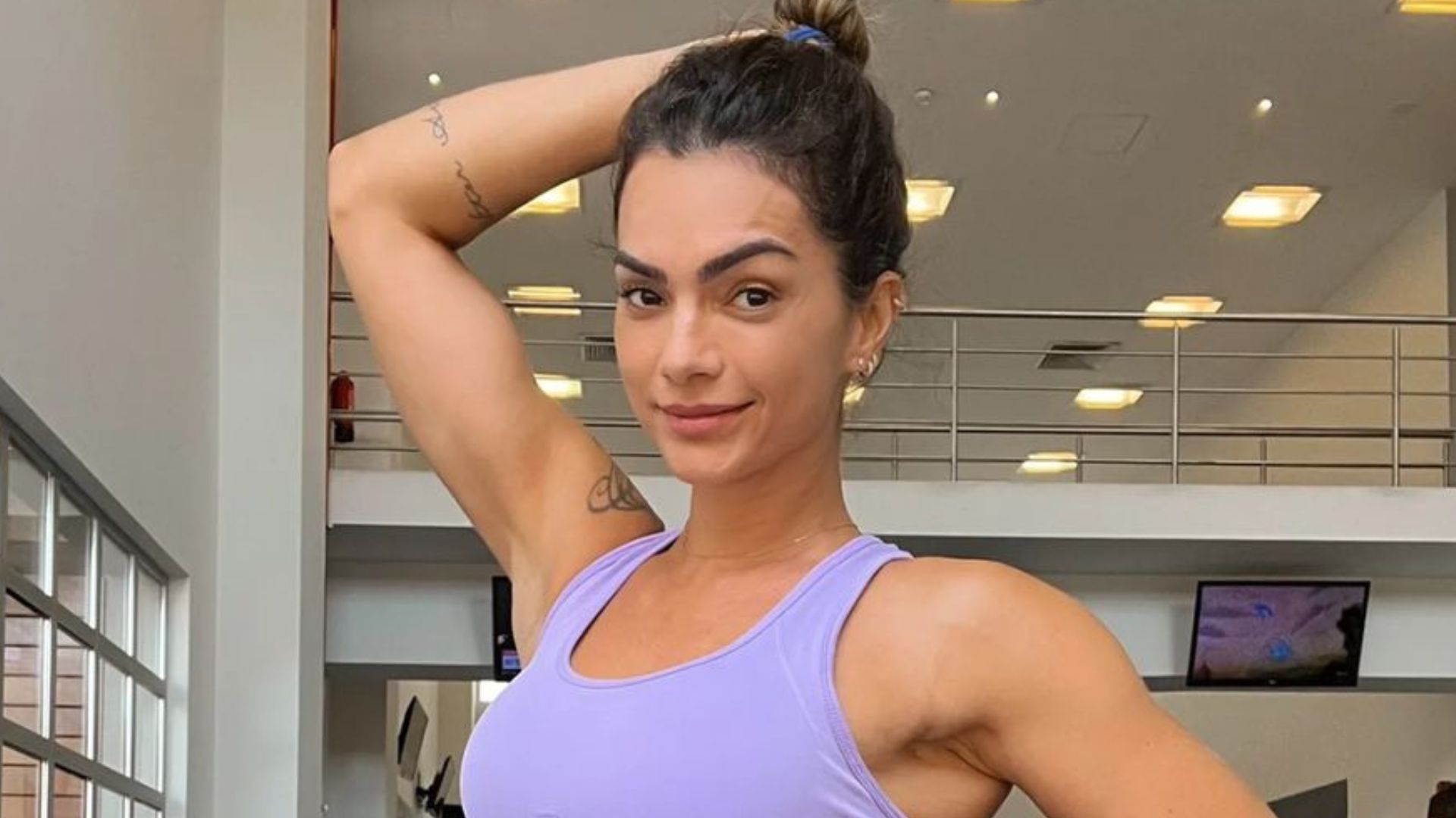 Kelly Key ostenta barriga trincada em look justinho na academia: “Perfeita”