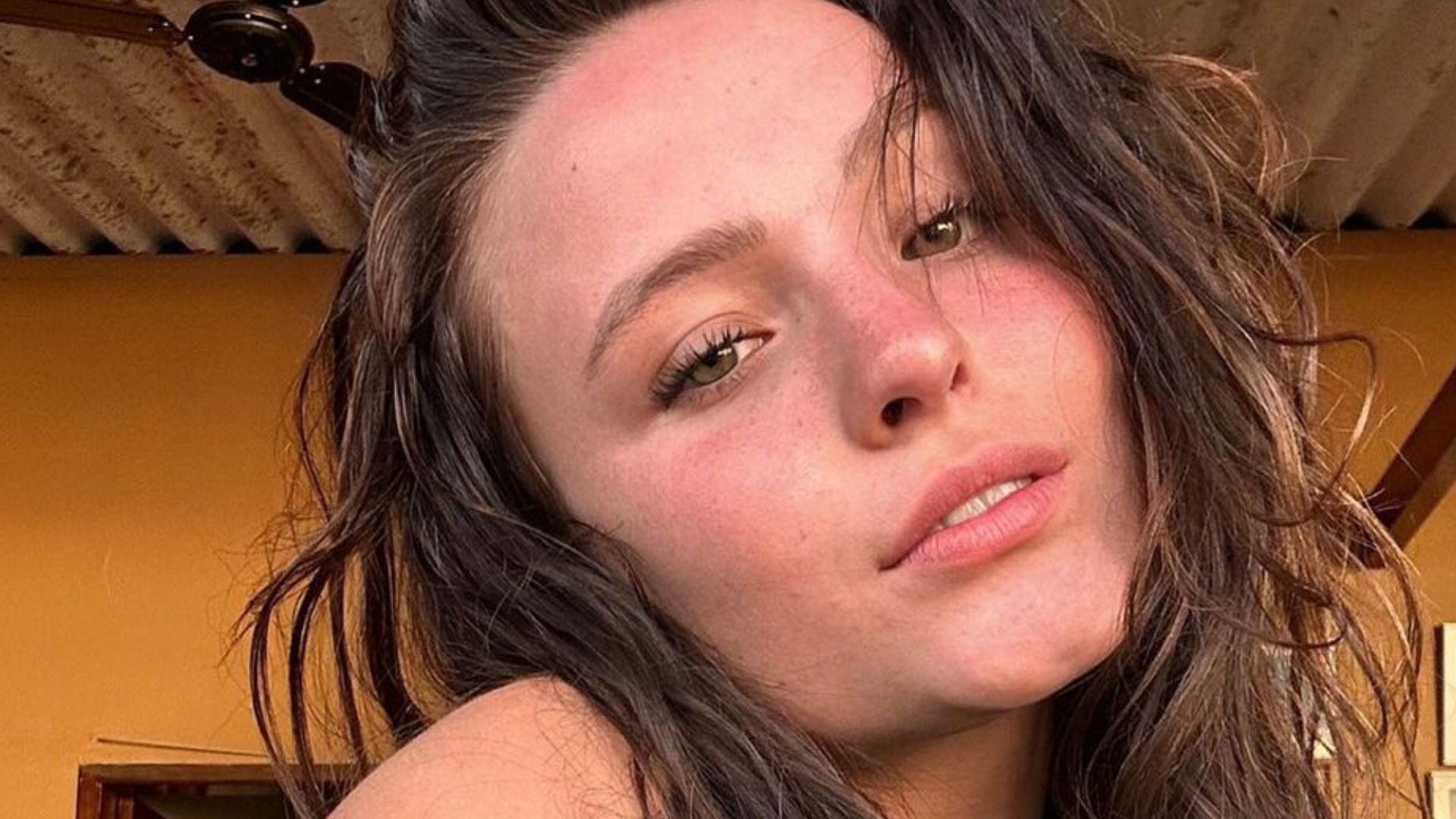 De biquíni fininho, Larissa Manoela exibe bronzeado e choca fãs com beleza natural: “Mulherão”
