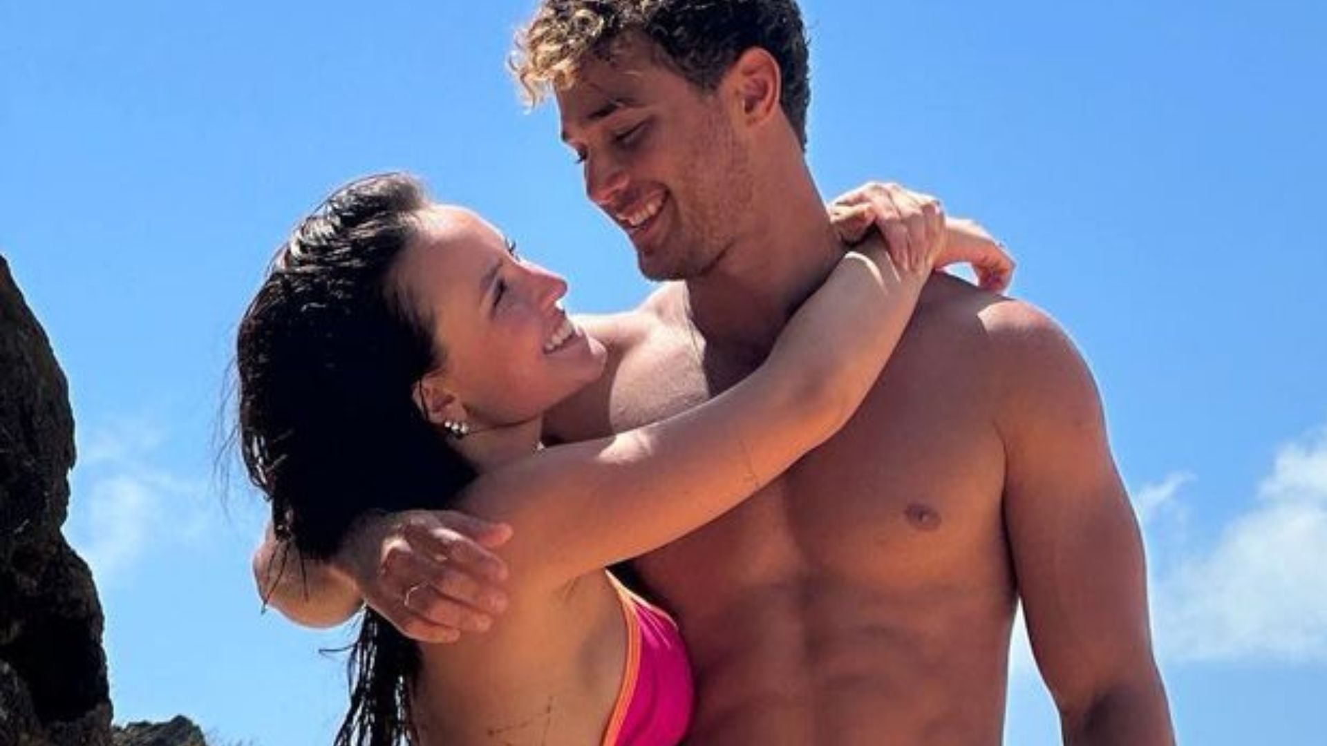 Larissa Manoela empina o bumbum e exibe corpão ao se declarar para o namorado: “Te amo”