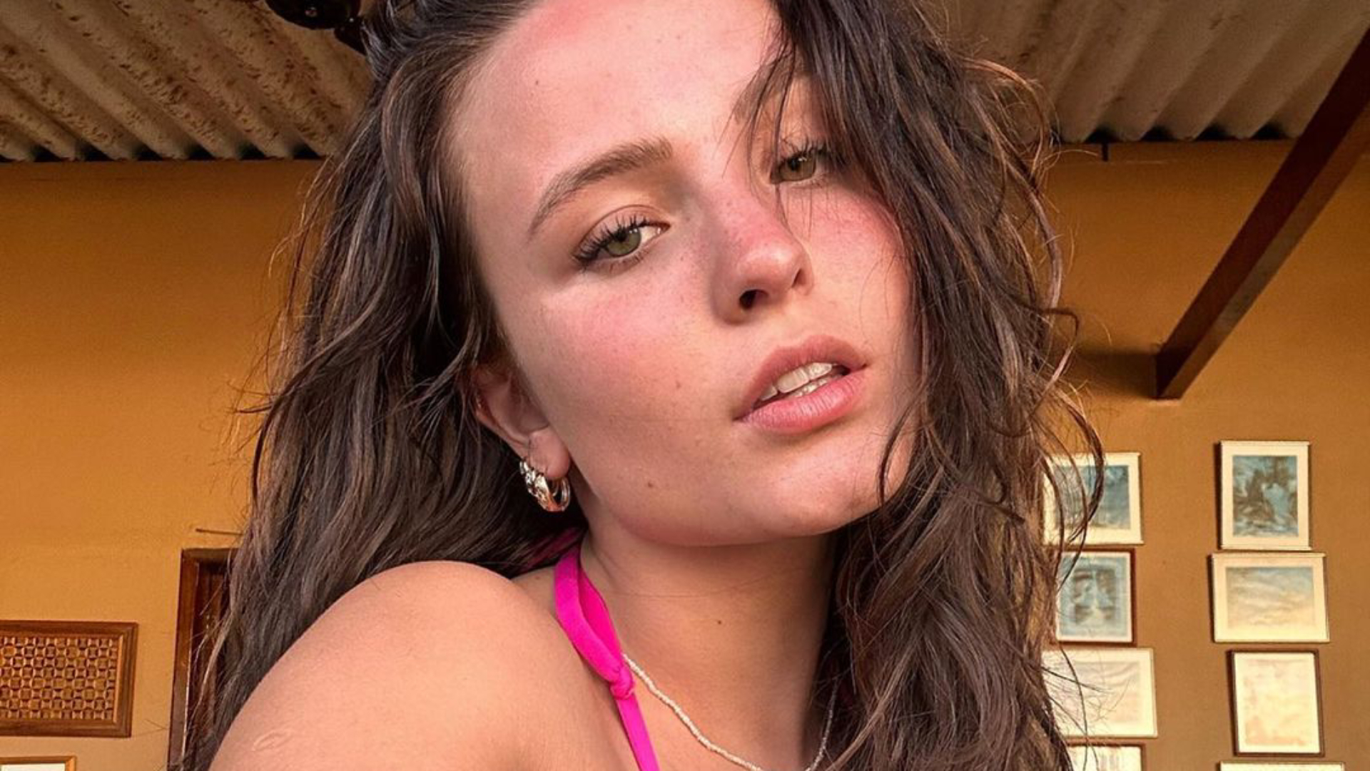 Radicalizou! Larissa Manoela surge moreníssima e aposta em franjinha: “Gata”