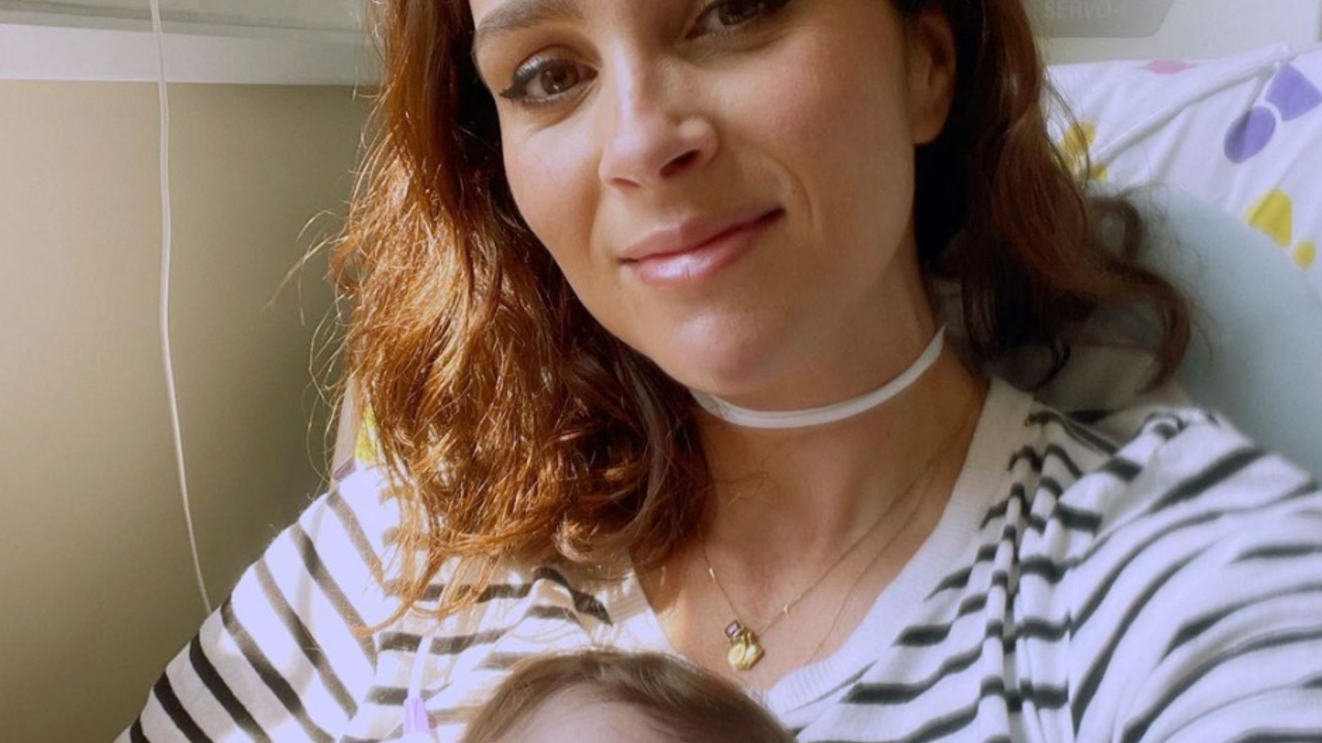 Esposa de Juliano Cazarré mostra a filha internada e desabafa: “Coração cheio de esperança”