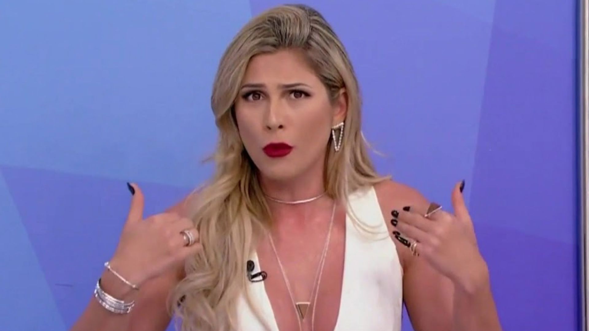 Lívia Andrade perde a linha com seguidores e dá resposta afiada: “Safadeza”