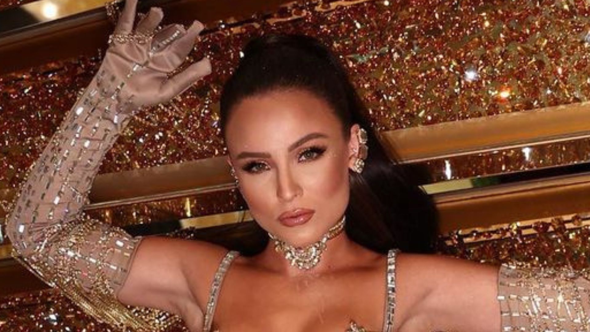 De vestido curtinho, Larissa Manoela exibe pernões em look luxuoso e fãs babam: “Apaixonado”
