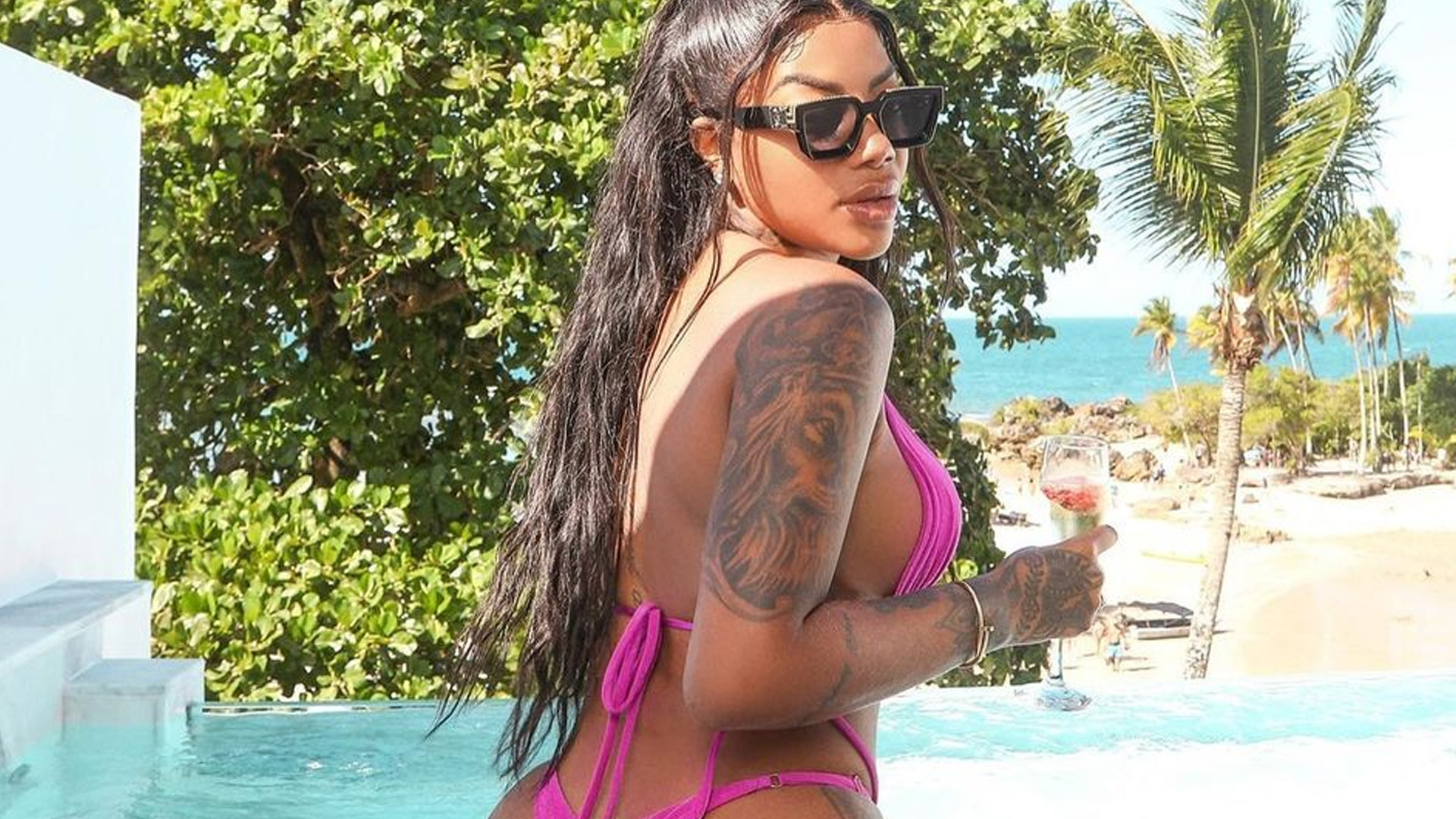 De fio-dental, Ludmilla empina bumbum na piscina e enlouquece fãs: “Gostosa”