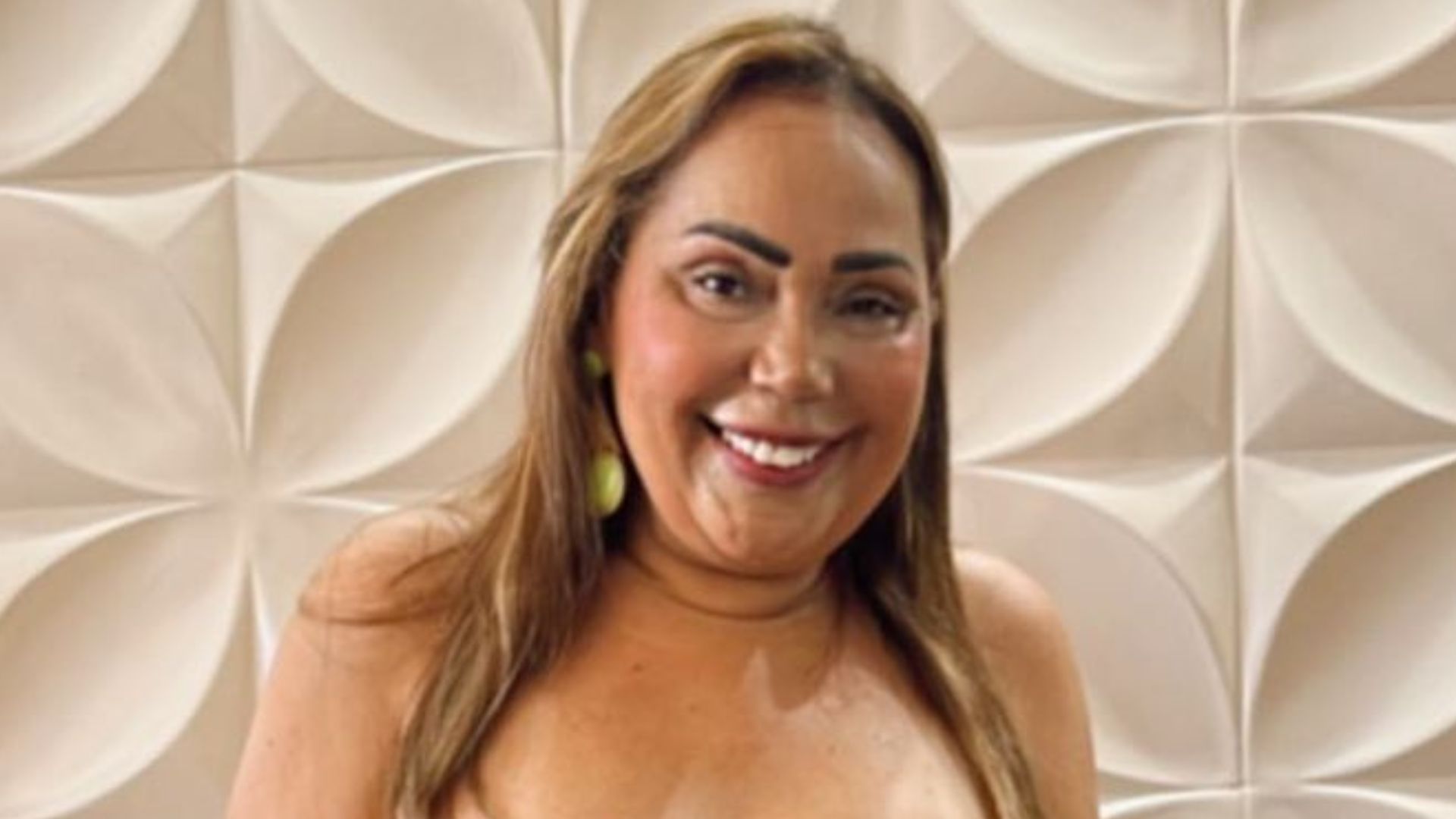 Mãe de Gil do Vigor elege look sexy para falar de autoestima: “Idade é uma questão de alma”