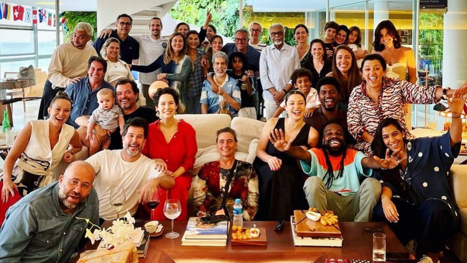 Murilo Benício e Cecília Malan posam com amigos após assumirem namoro: “Direto de Londres”