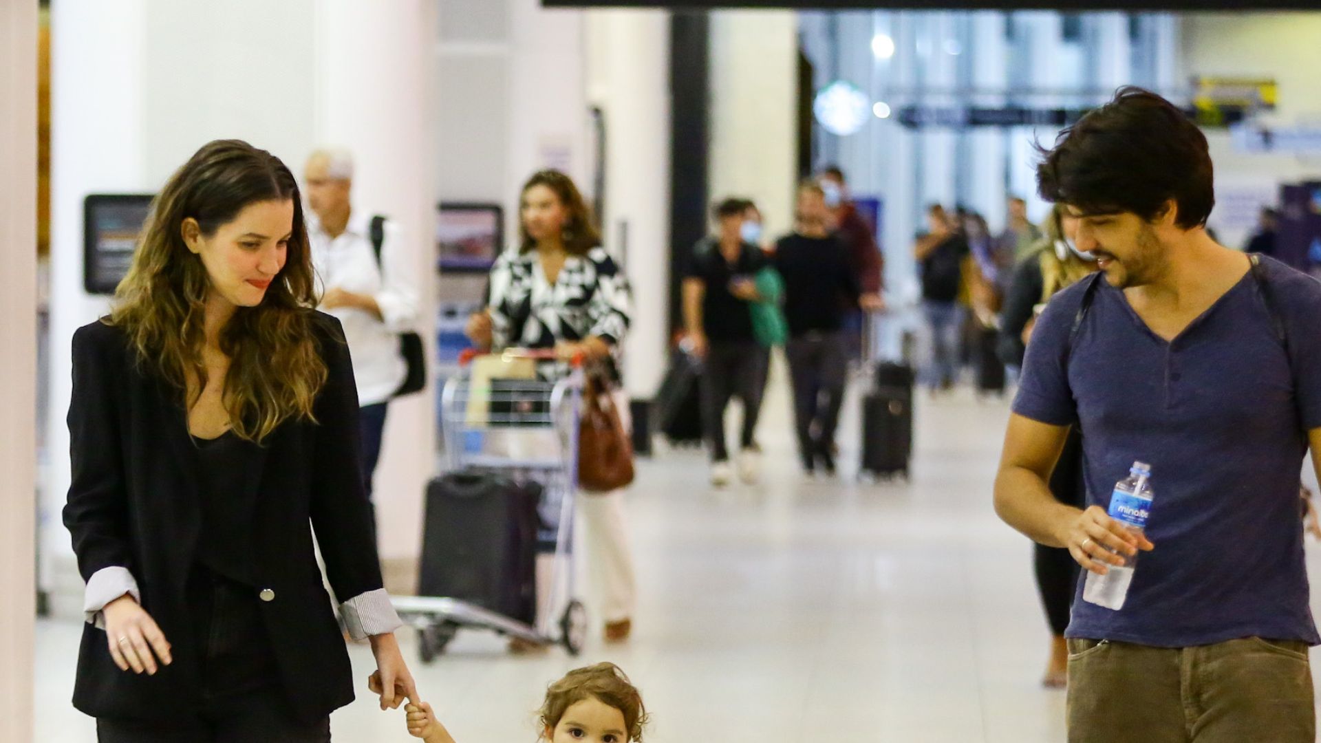 É a cópia da mãe! Filha de Nathalia Dill surge enorme em aeroporto e beleza impressiona