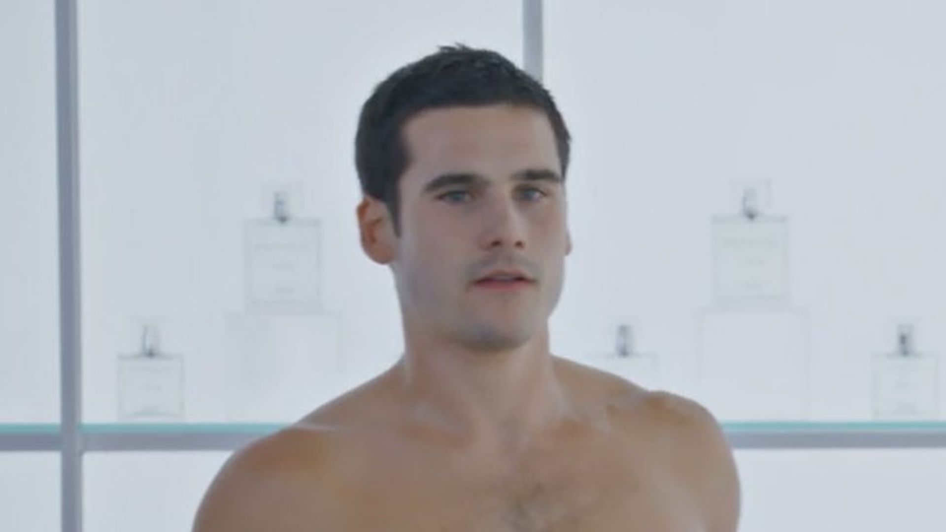 Nicolas Prattes surge sem camisa e abdomên trincado chama atenção: “Gatão”