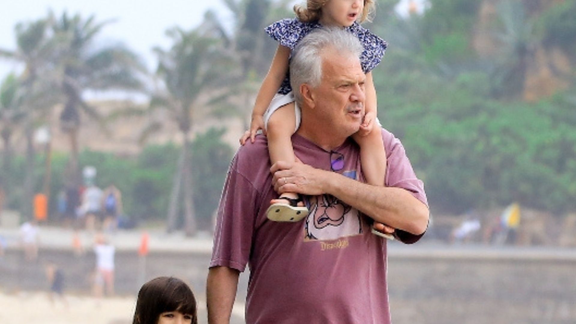 Que lindas! Em momento raro, Pedro Bial é flagrado com suas princesinhas na praia