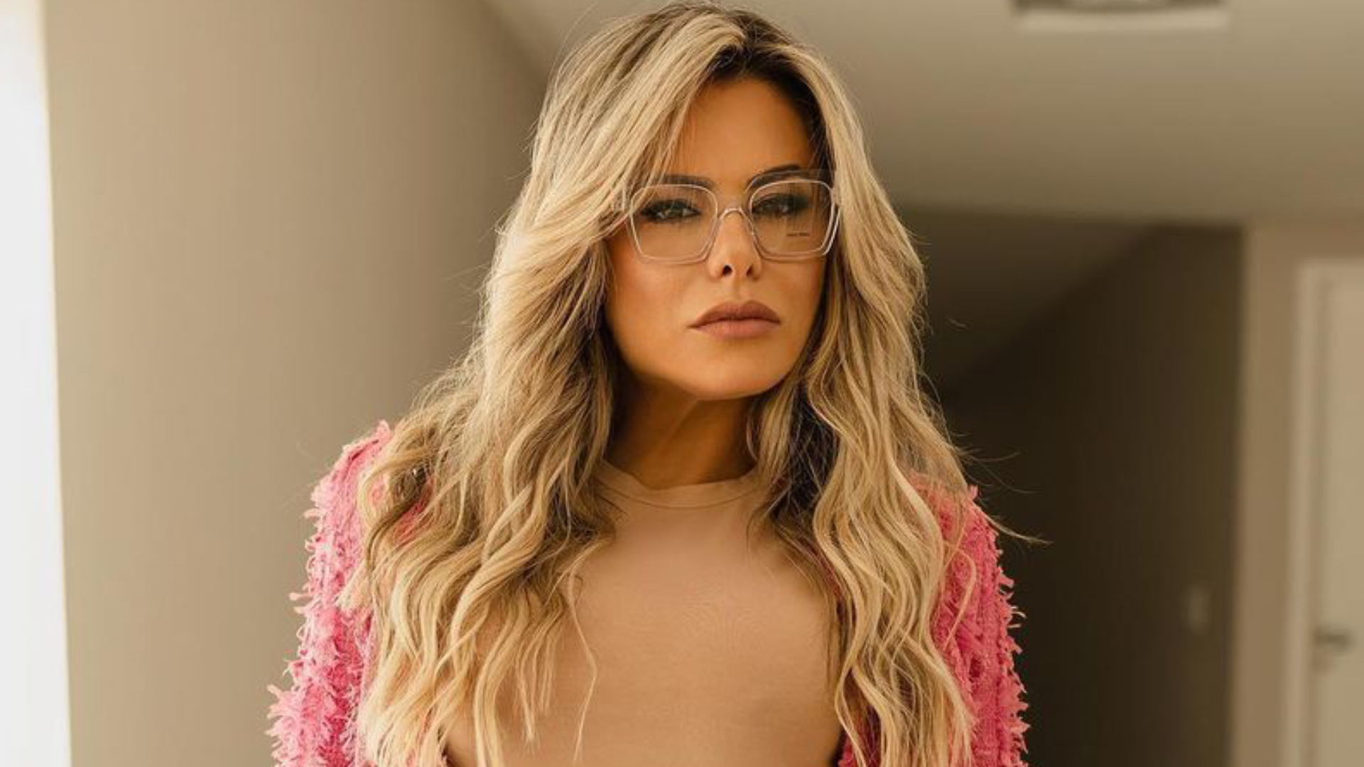 Aos 46 anos, Poliana Rocha deixa barriga zerada à mostra em look poderoso: “Linda”