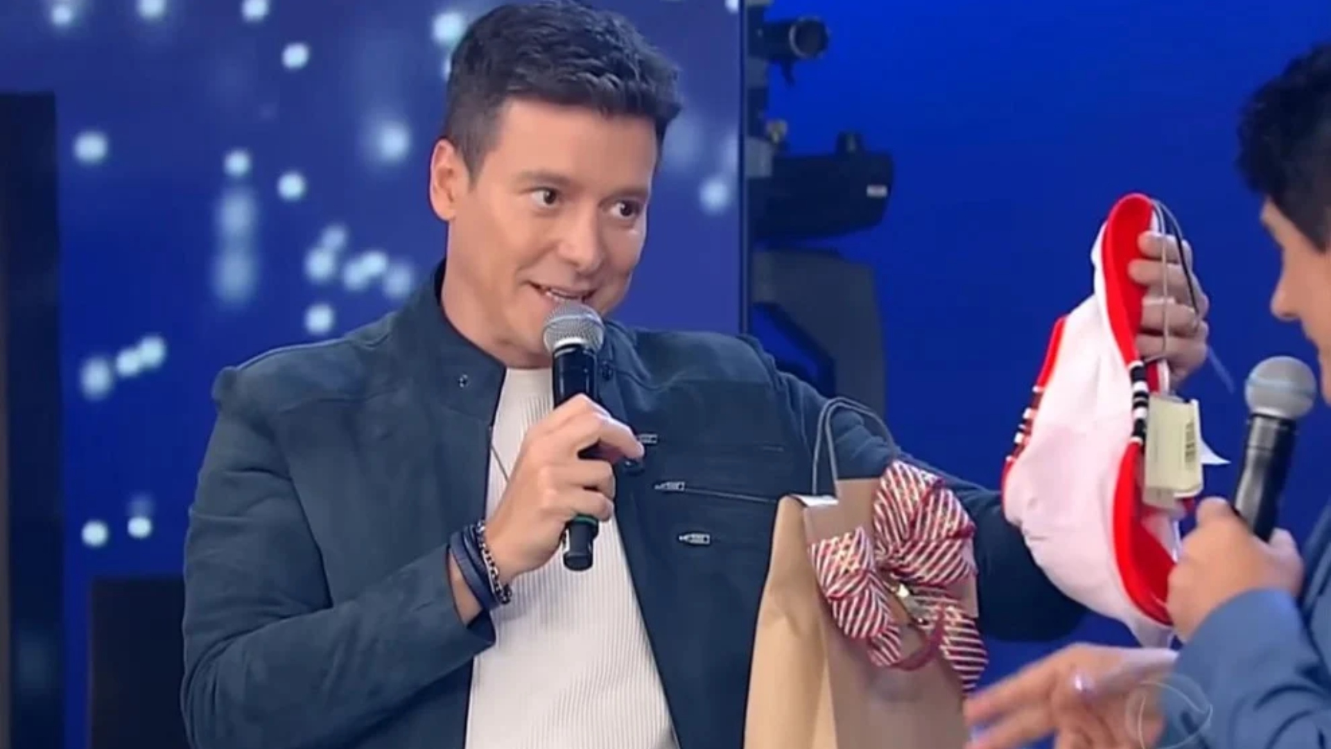 Em amigo secreto da Record, Rodrigo Faro ganha presente inusitado de Cesar Filho e debocha: “Tamanho P”