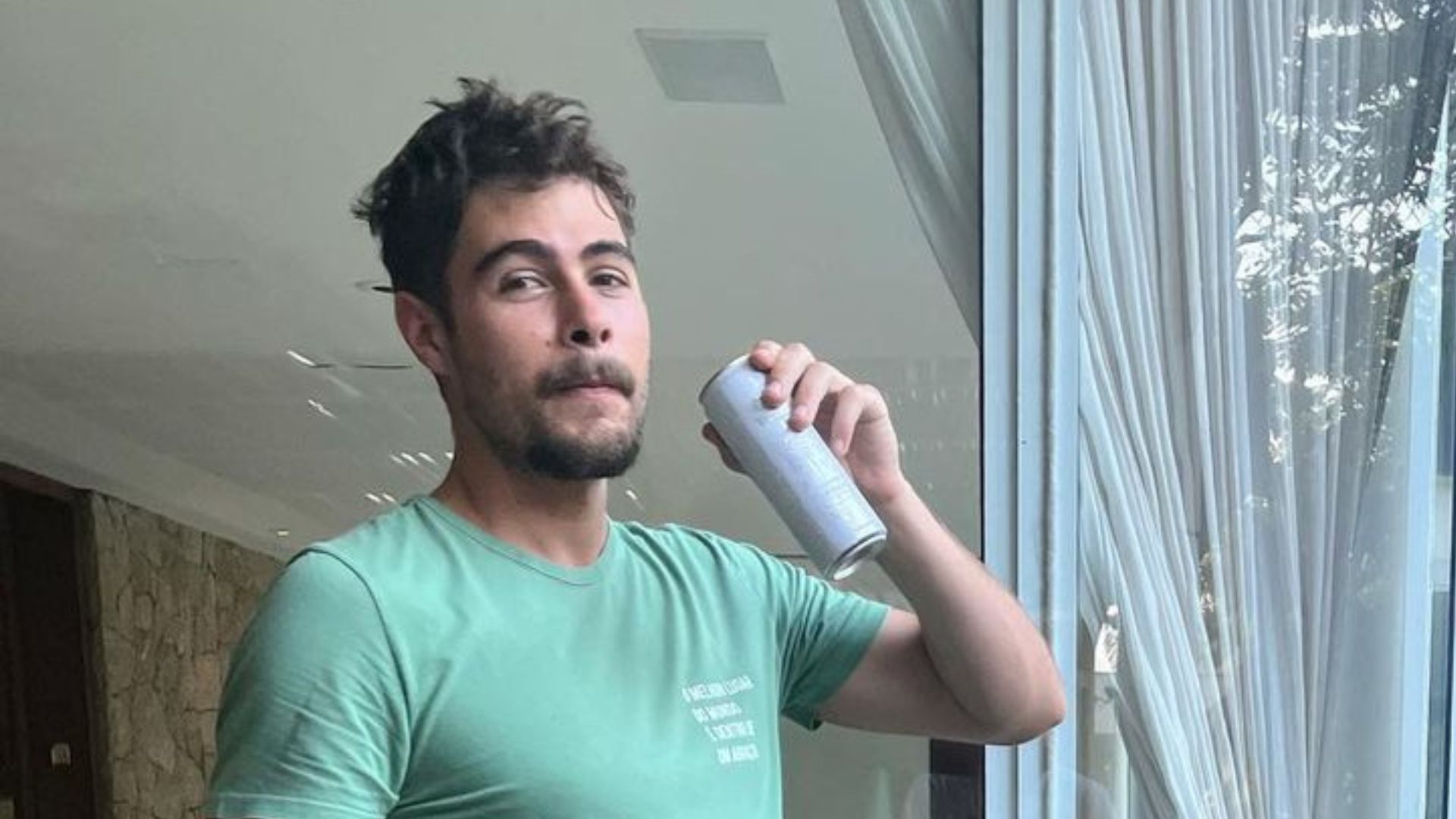 Rafa Vitti posta foto de sunga fazendo churrasco e Rodrigo Hilbert comenta: “Parte de baixo”