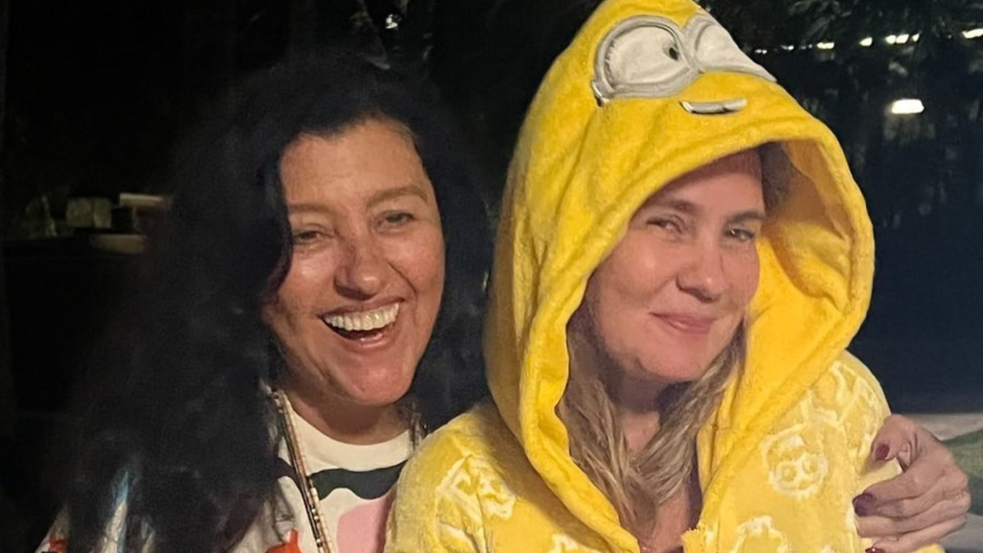 Regina Casé faz declaração para Adriana Esteves comemorando os 53 anos: “Ser superior!”