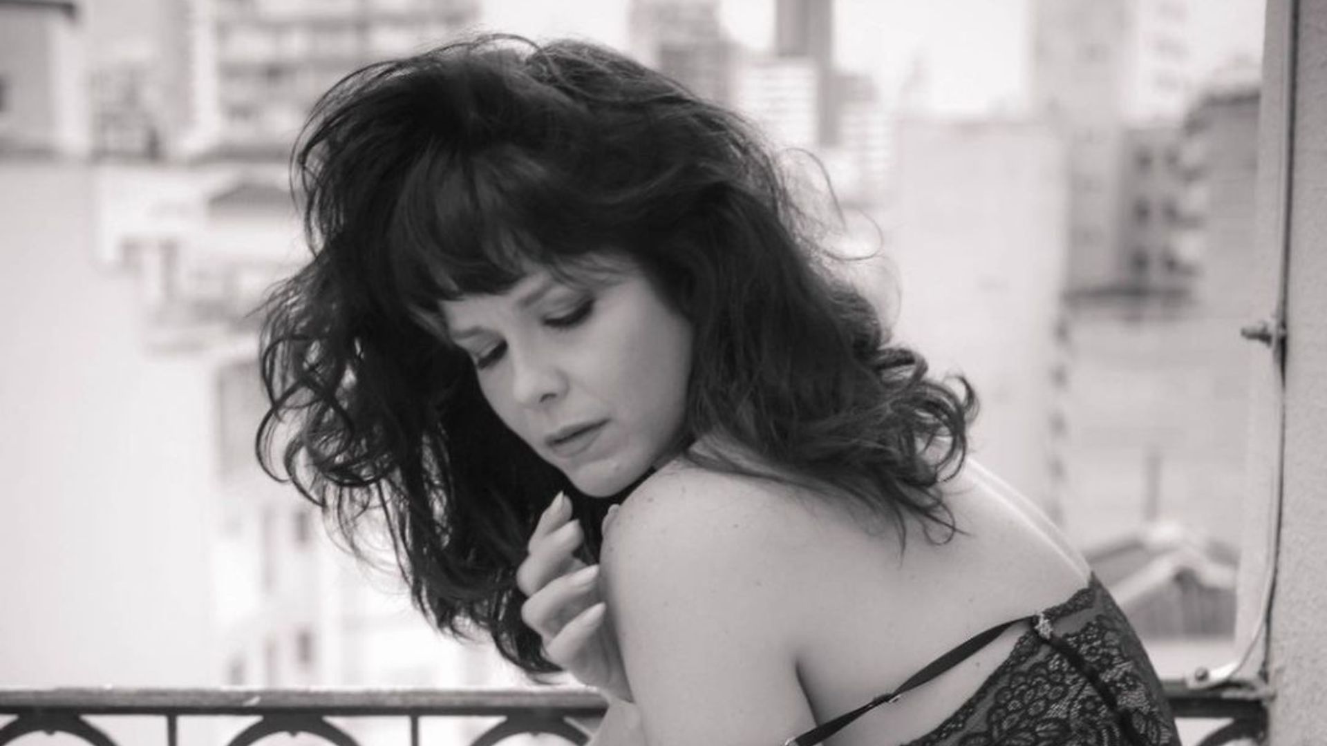 Samara Felippo posa de lingerie e provoca fãs com mensagem: “Você já g0z0u hoje?”