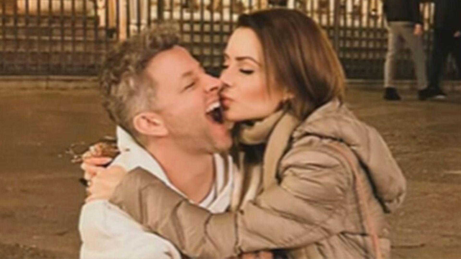 Discreta, Sandy posa em momento raro com o marido durante viagem com a família