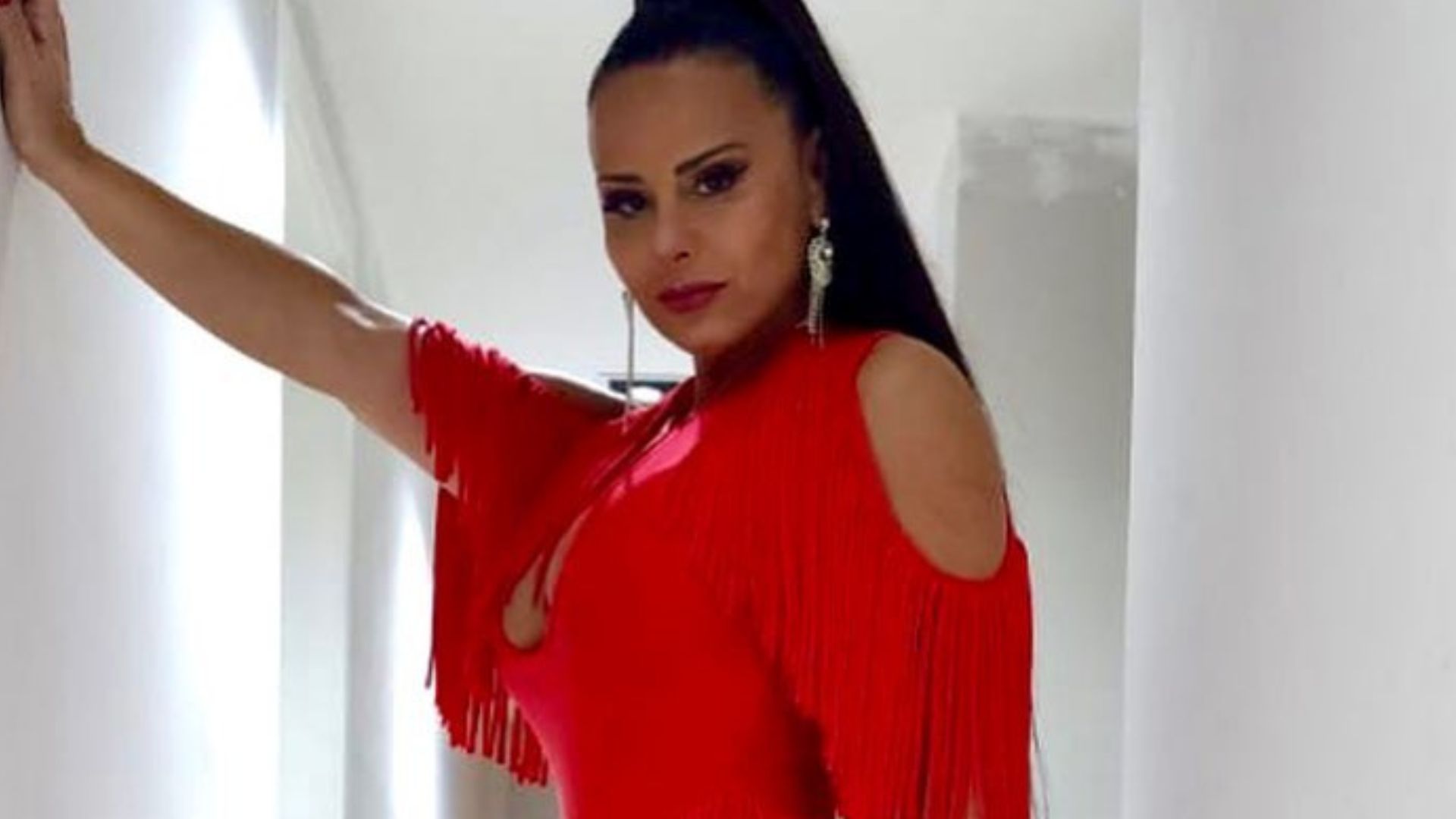 Ela voltou! Viviane Araújo arrasa em look vermelho para ensaio do Salgueiro: “Pronta”