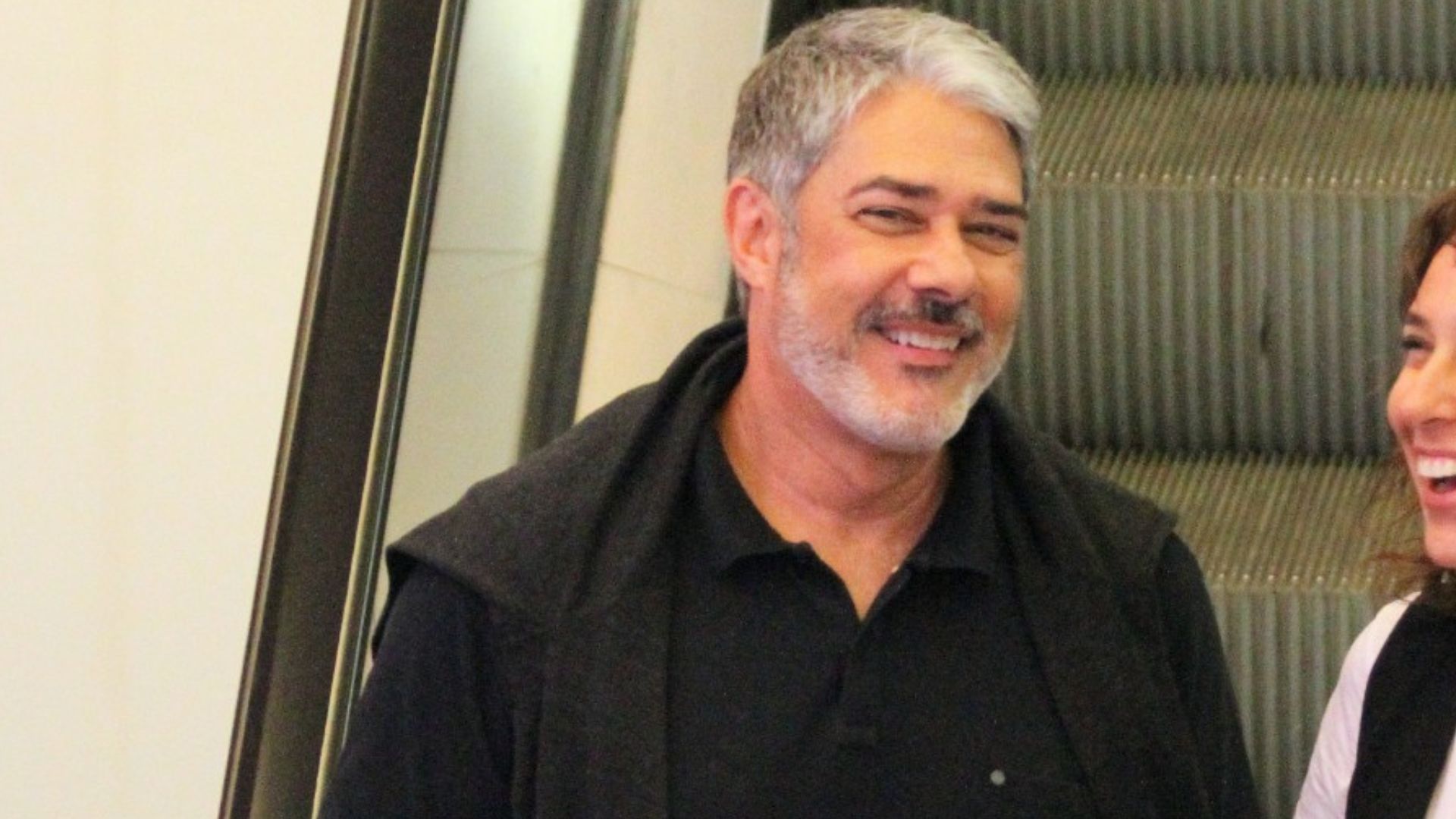 Feliz da vida, William Bonner é flagrado em clima de romance com a esposa em momento raro