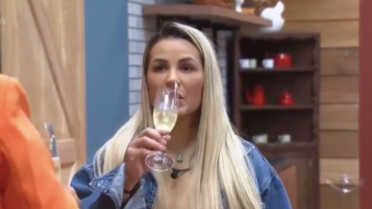 A Fazenda 14: Deolane aconselha Bia Miranda a indicar Pelé pra roça no lugar de Kerline