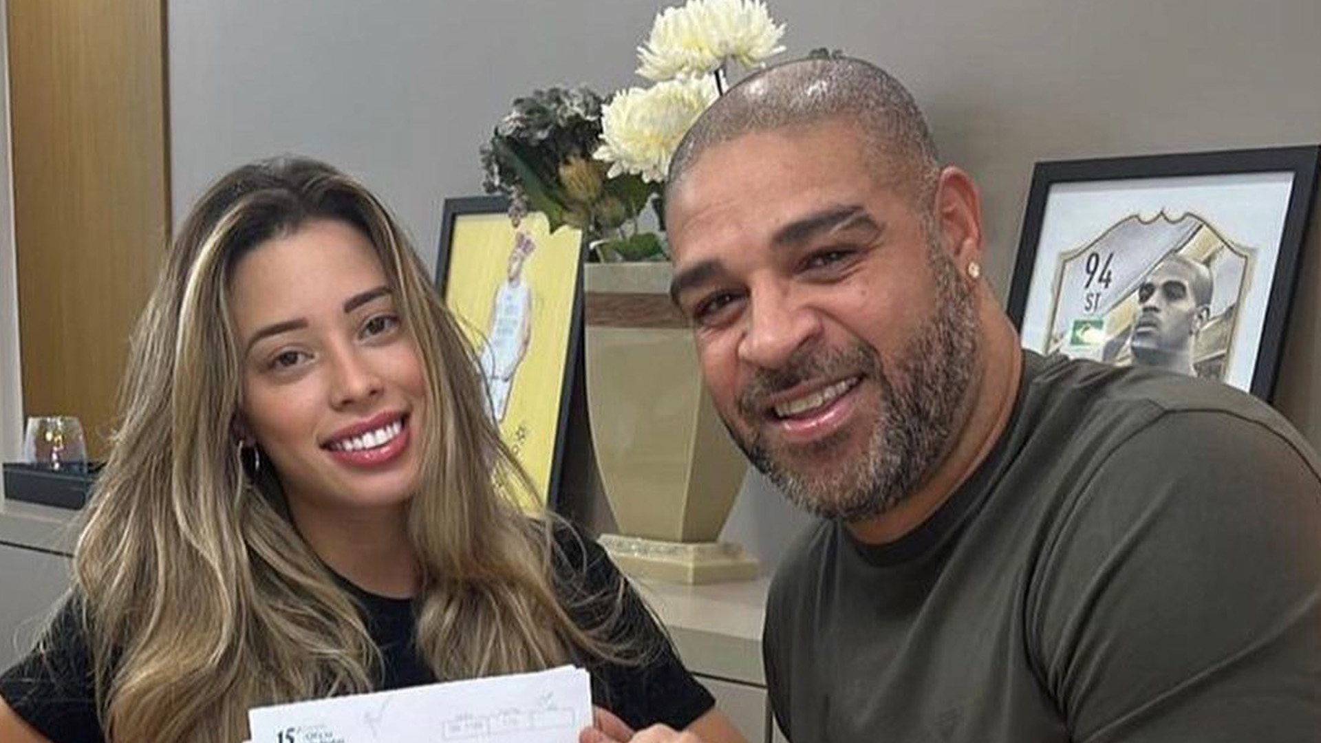 Adriano Imperador se casa no civil com Micaela Mesquita: “Enfim, casados”