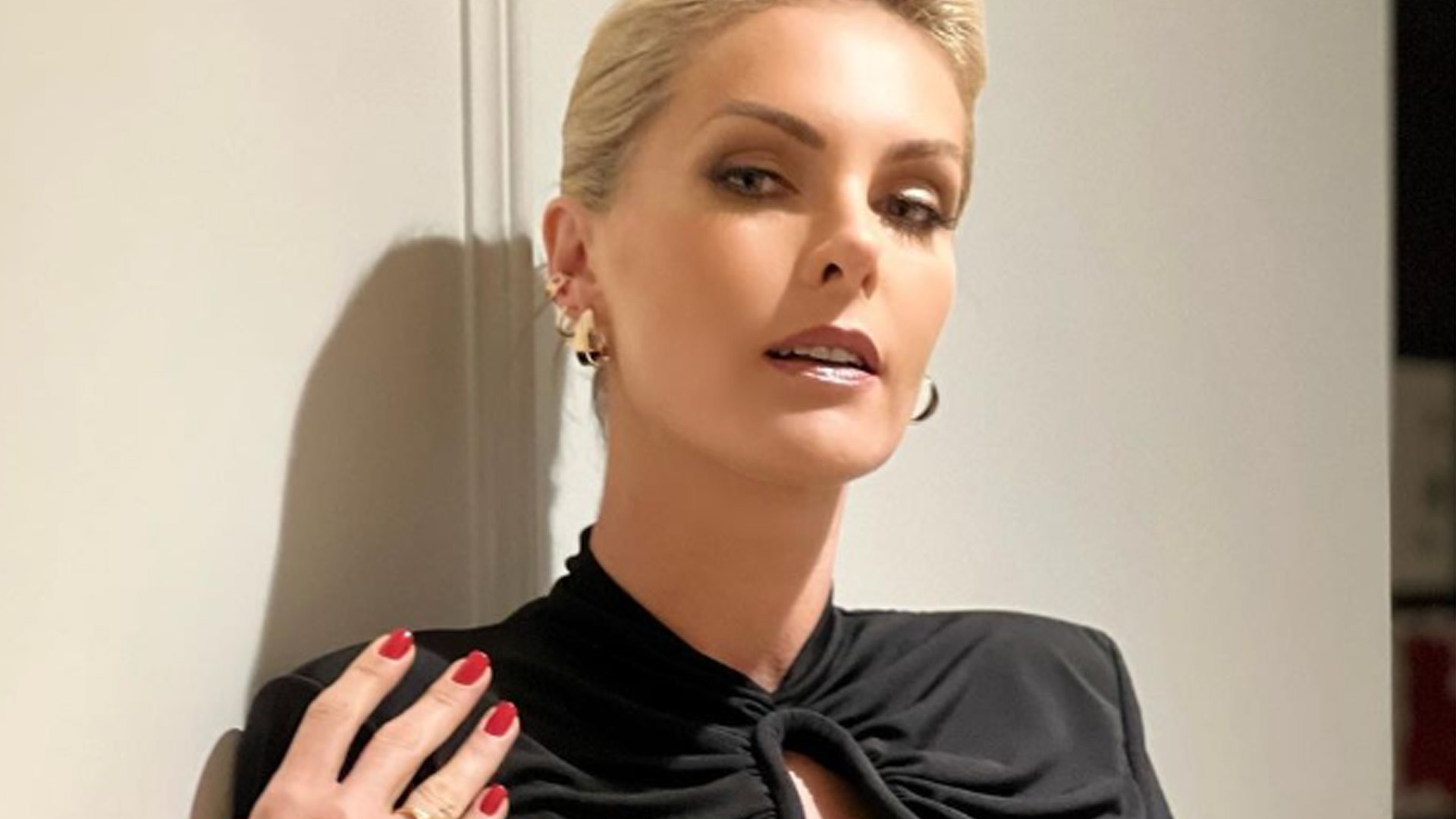 Ana Hickmann mostra famosos pernões com vestido recortado em evento chique: “Bafônico”