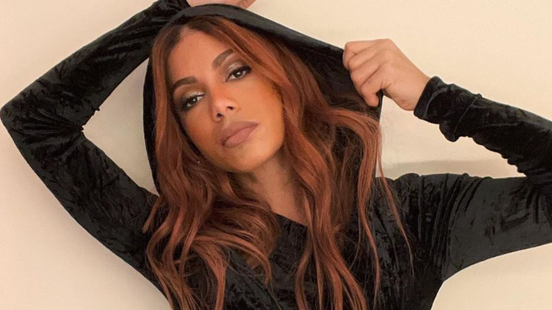 No Japão, Anitta causa escândalo com microvestido preto e exibe pernões: “Rainha”
