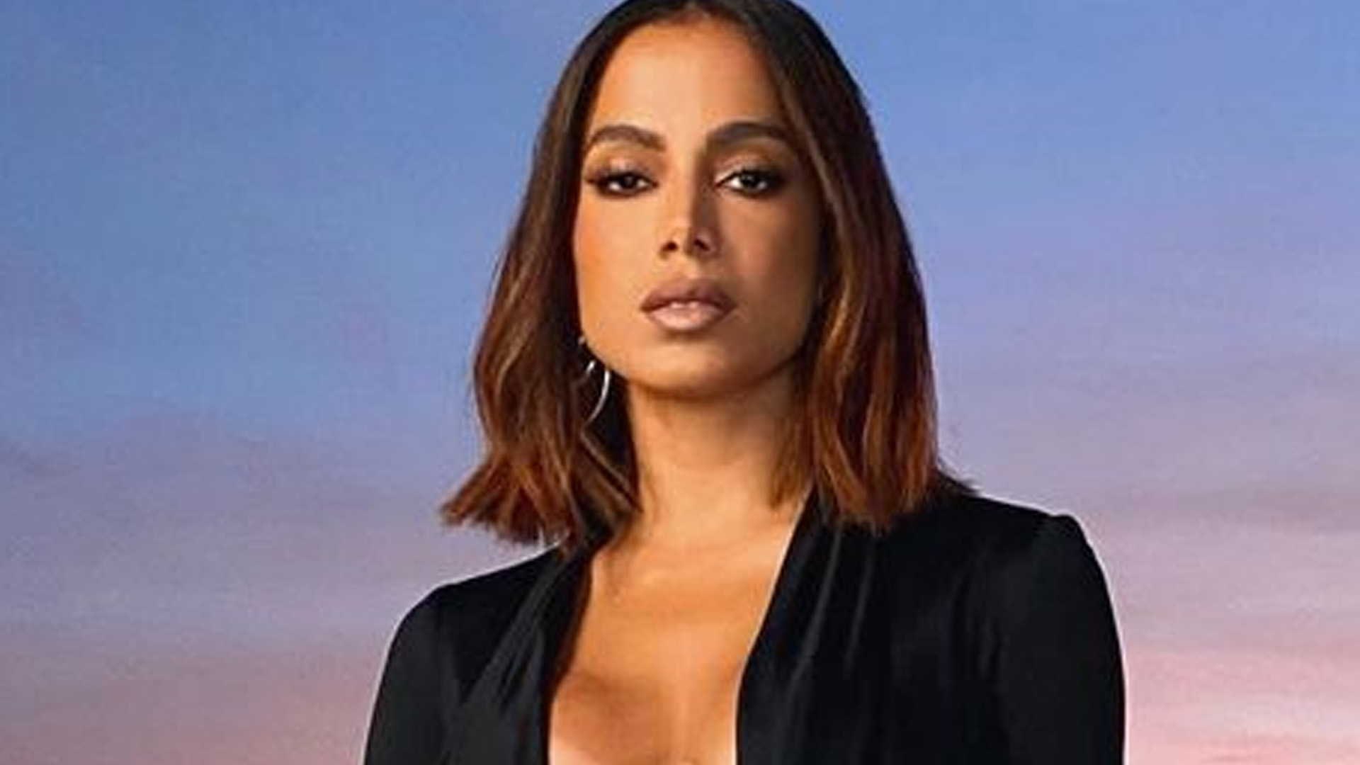 Anitta fica no limite de mostrar tudo com decote até abaixo do umbigo na Espanha: “Que luxo”