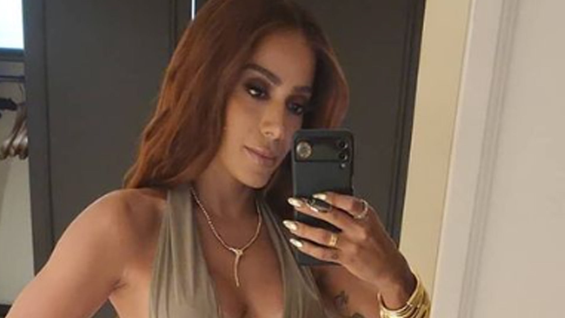 Fartura! Anitta usa vestido com decote absurdo sem sutiã e quase mostra demais