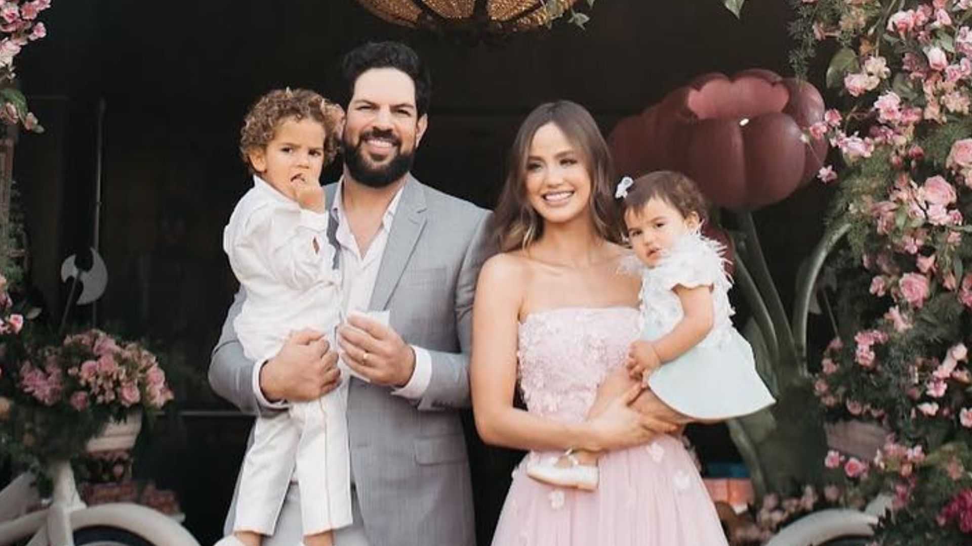 Luxo! Filha de Sorocaba e Biah Rodrigues ganha festão de 1 ano em castelo mágico: “Nosso lar”